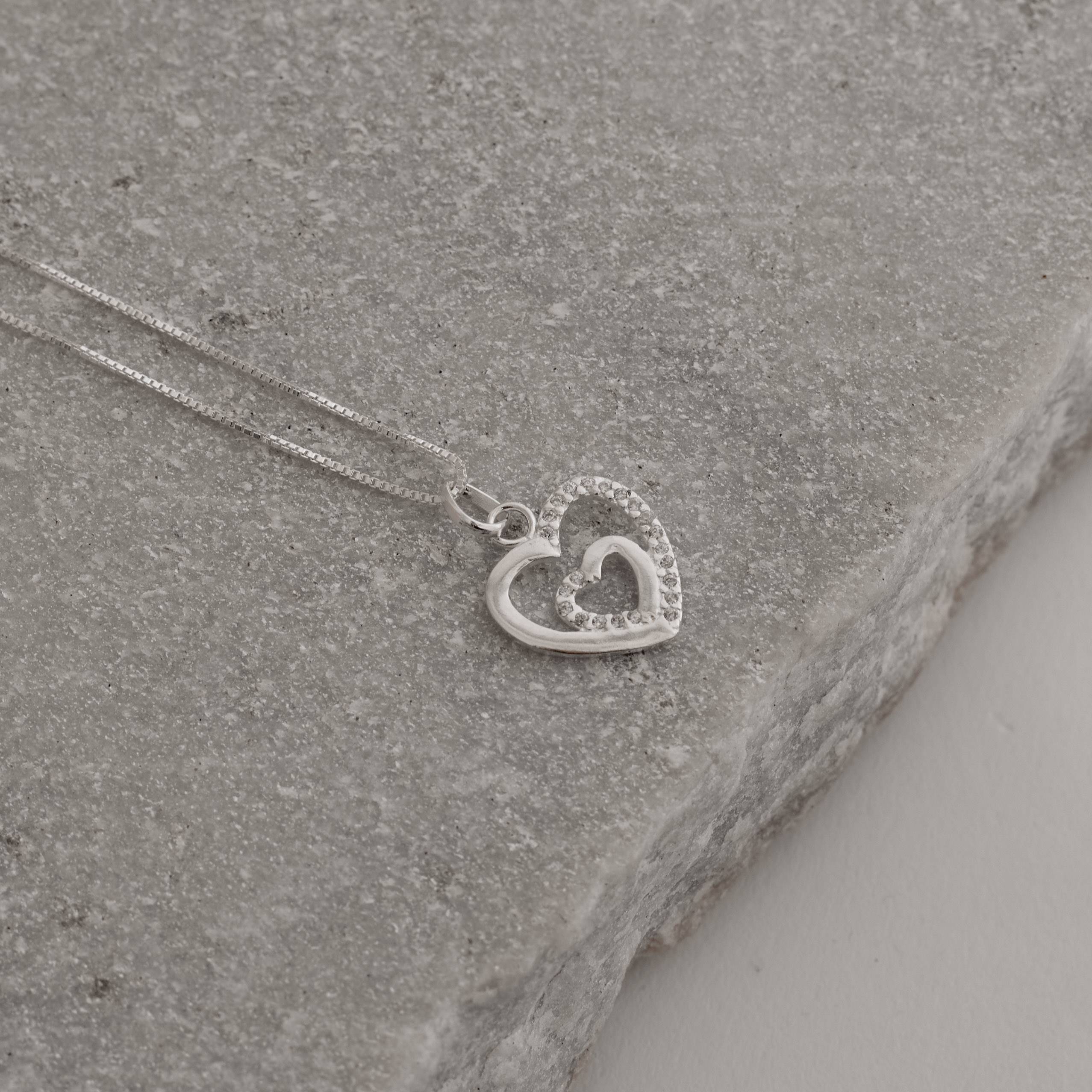 Imagem Secundária Colar pingente 2 corações vazados com cravejado 13mm 45cm