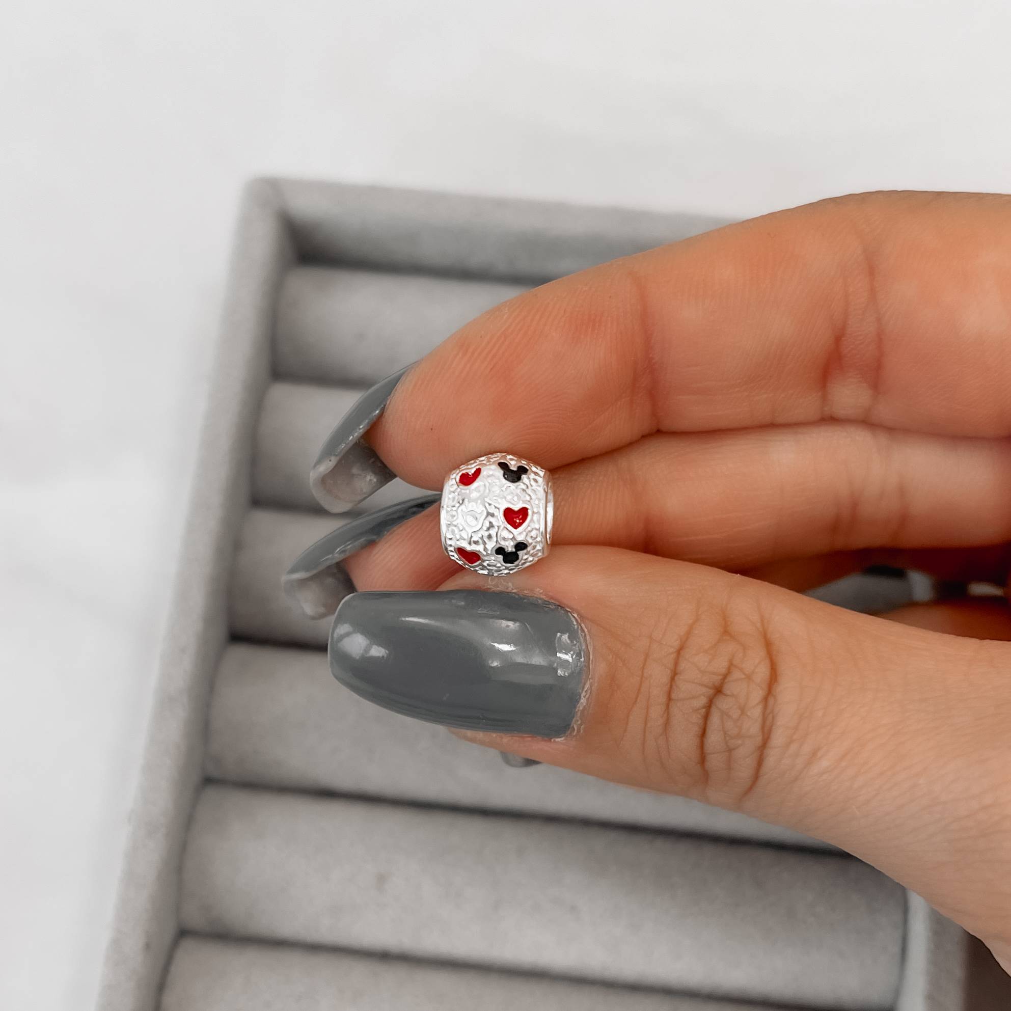 Imagem Secundária Berloque separador Mickey com coração resina 10mm