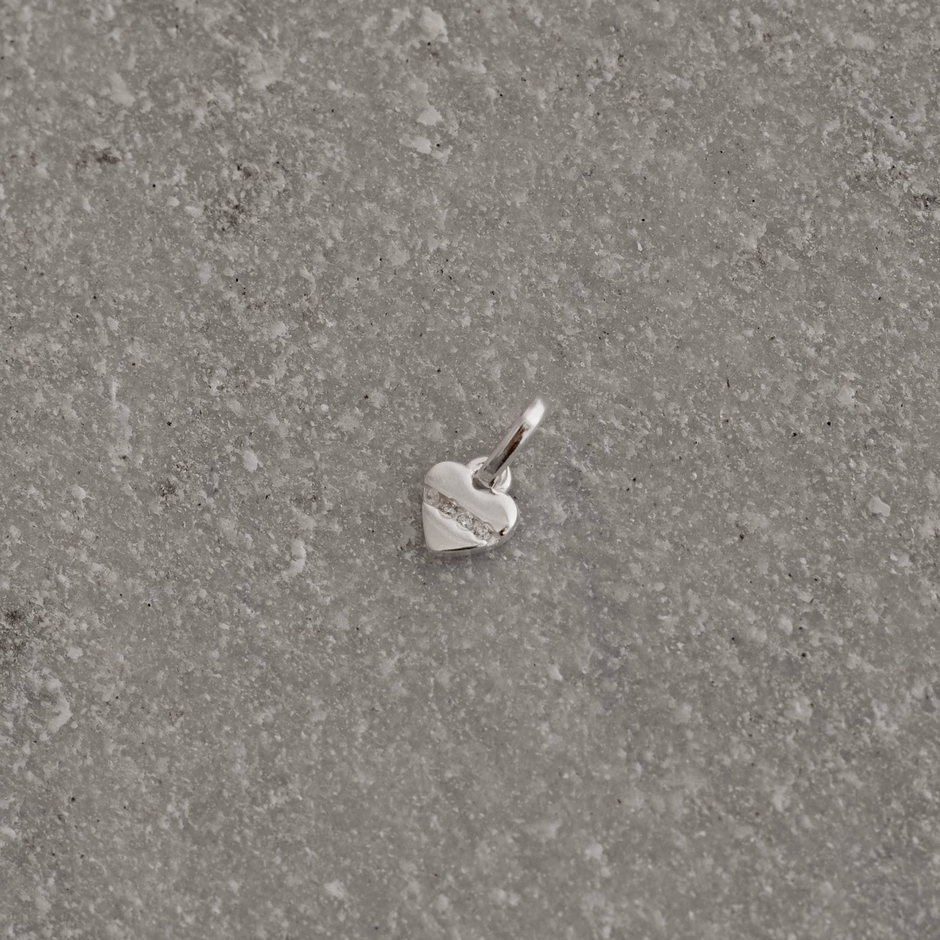 Imagem Secundária Pingente coração com meio cravejado 6mm