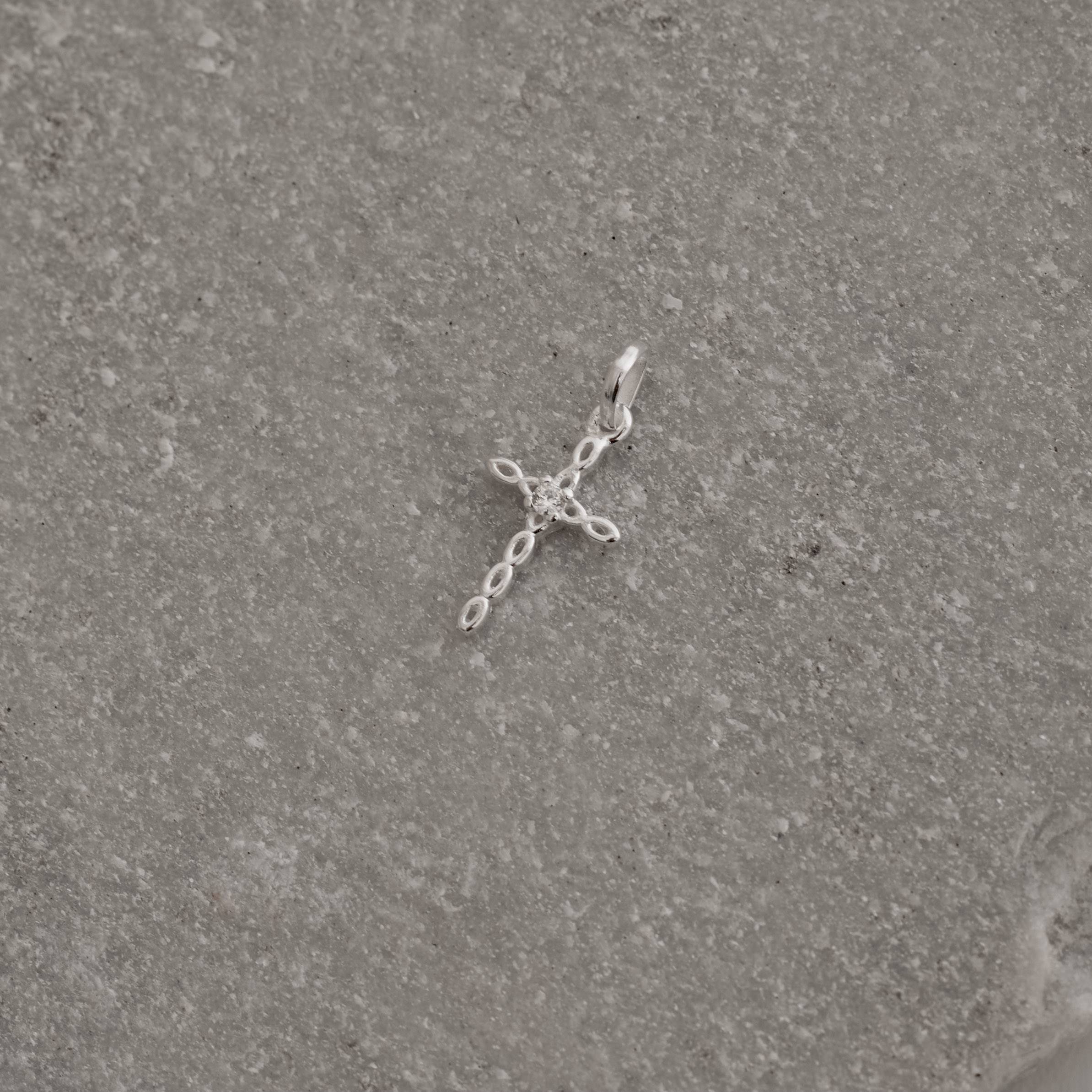 Imagem Pingente cruz vazada com zircônia 14mm