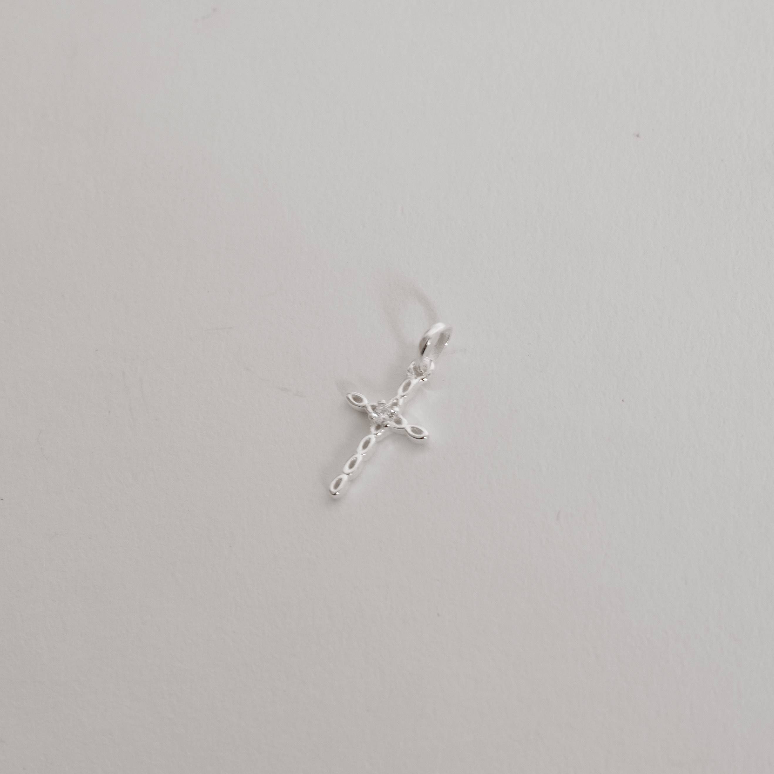 Imagem Secundária Pingente cruz vazada com zircônia 14mm