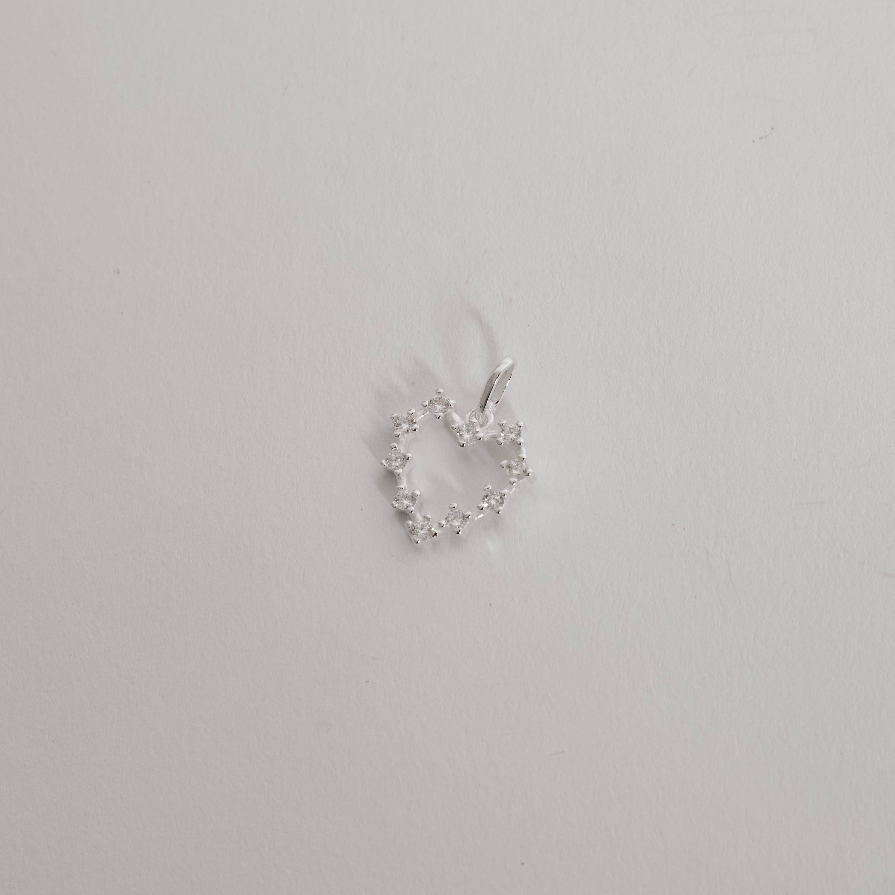 Imagem Pingente coração vazado com zircônias 15mm