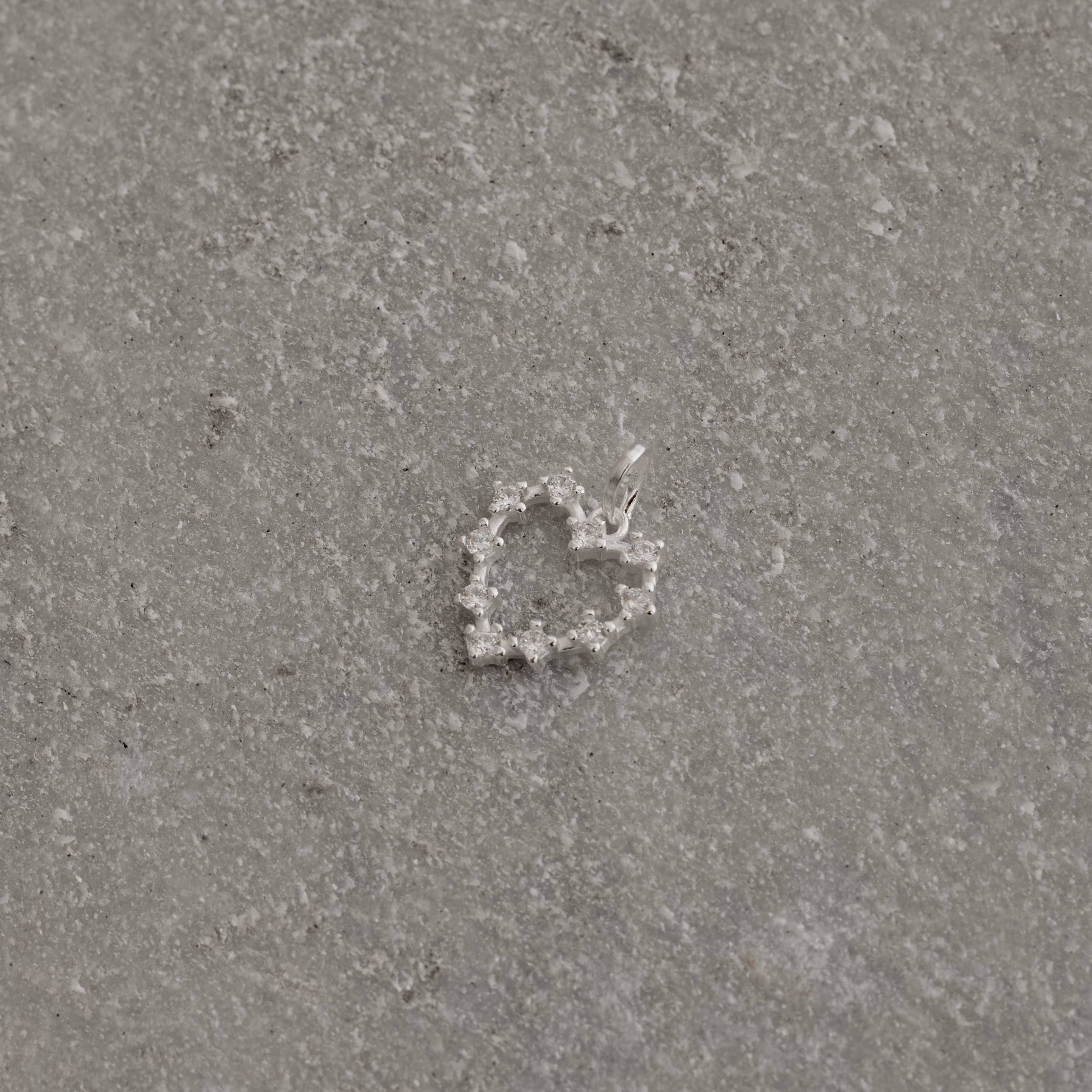 Imagem Secundária Pingente coração vazado com zircônias 15mm