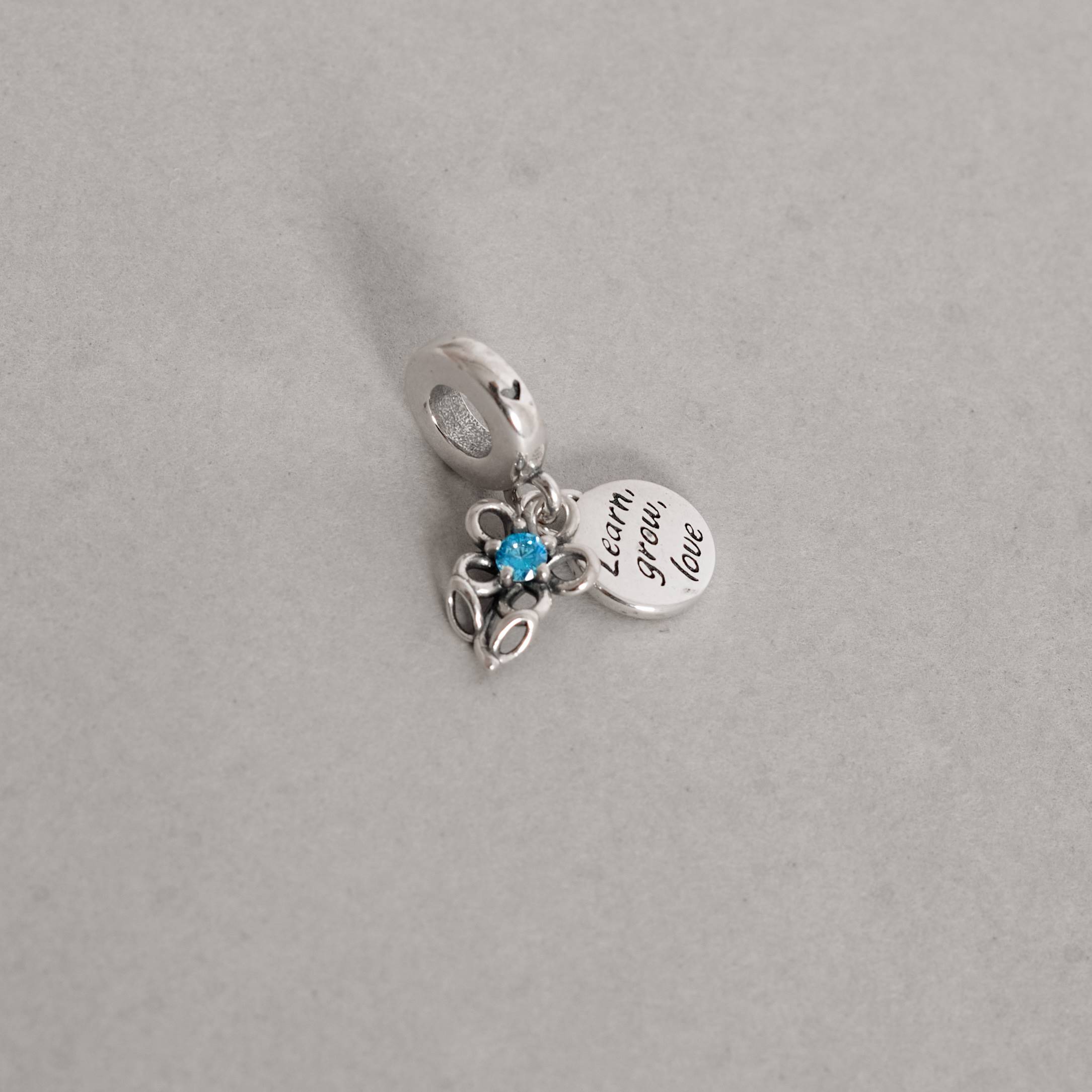 Imagem Secundária Berloque pingentes flor com zircônia azul e placa learn, grow, love envelhecido