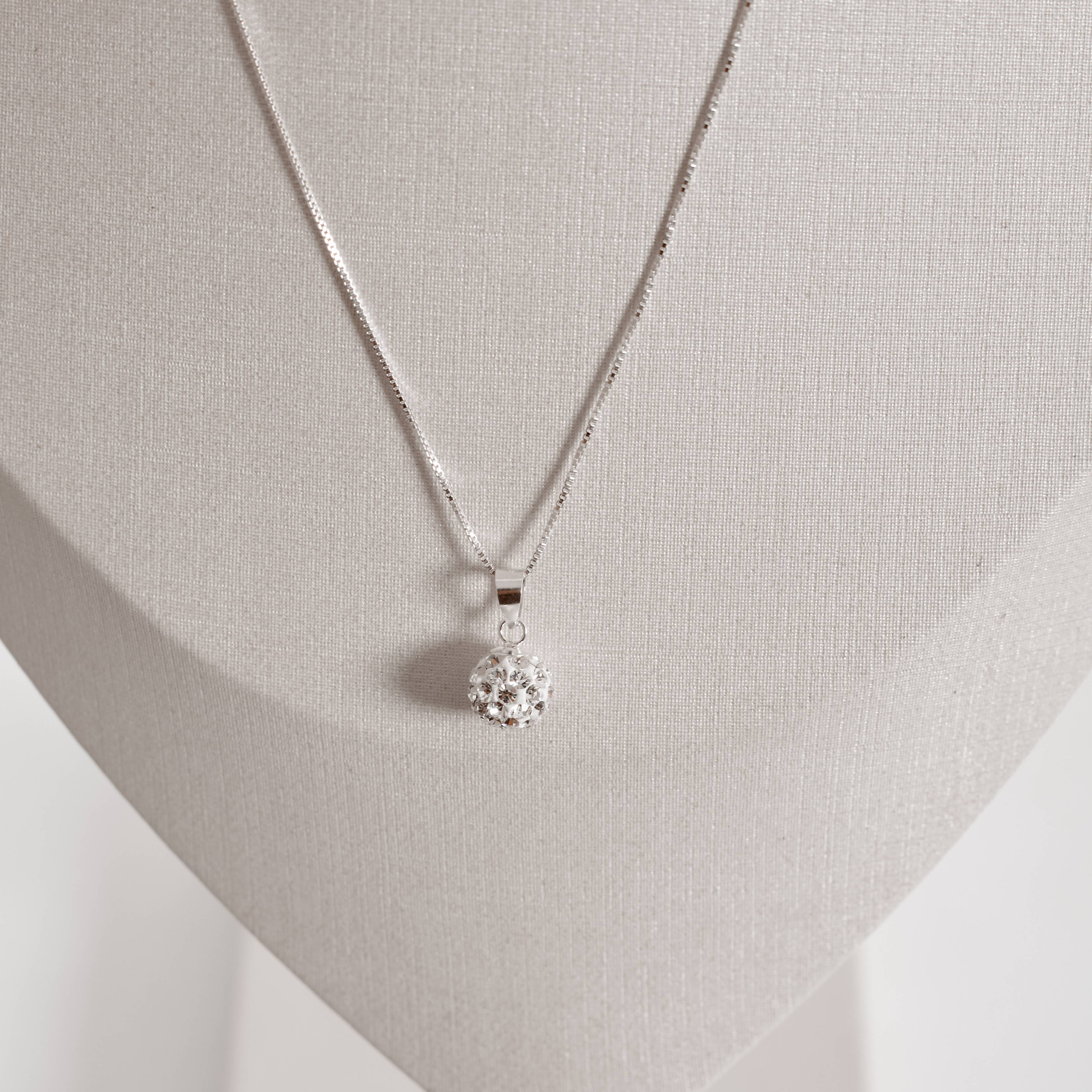 Imagem Colar pingente bola cravejada 8mm 45cm