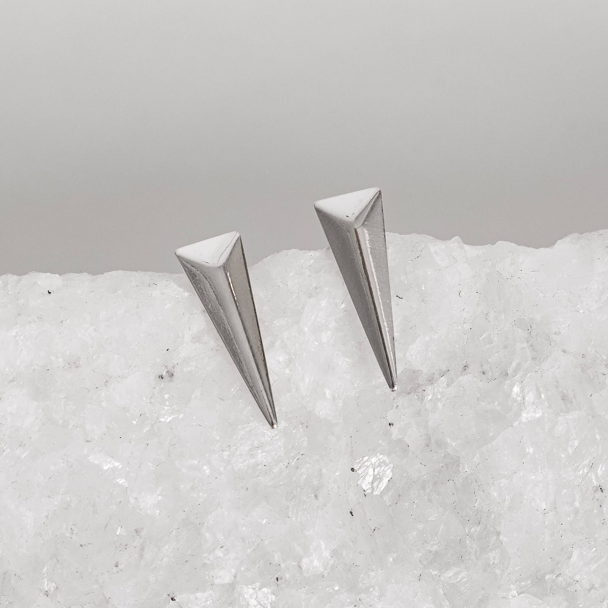 Brinco triângulo isósceles 19mm