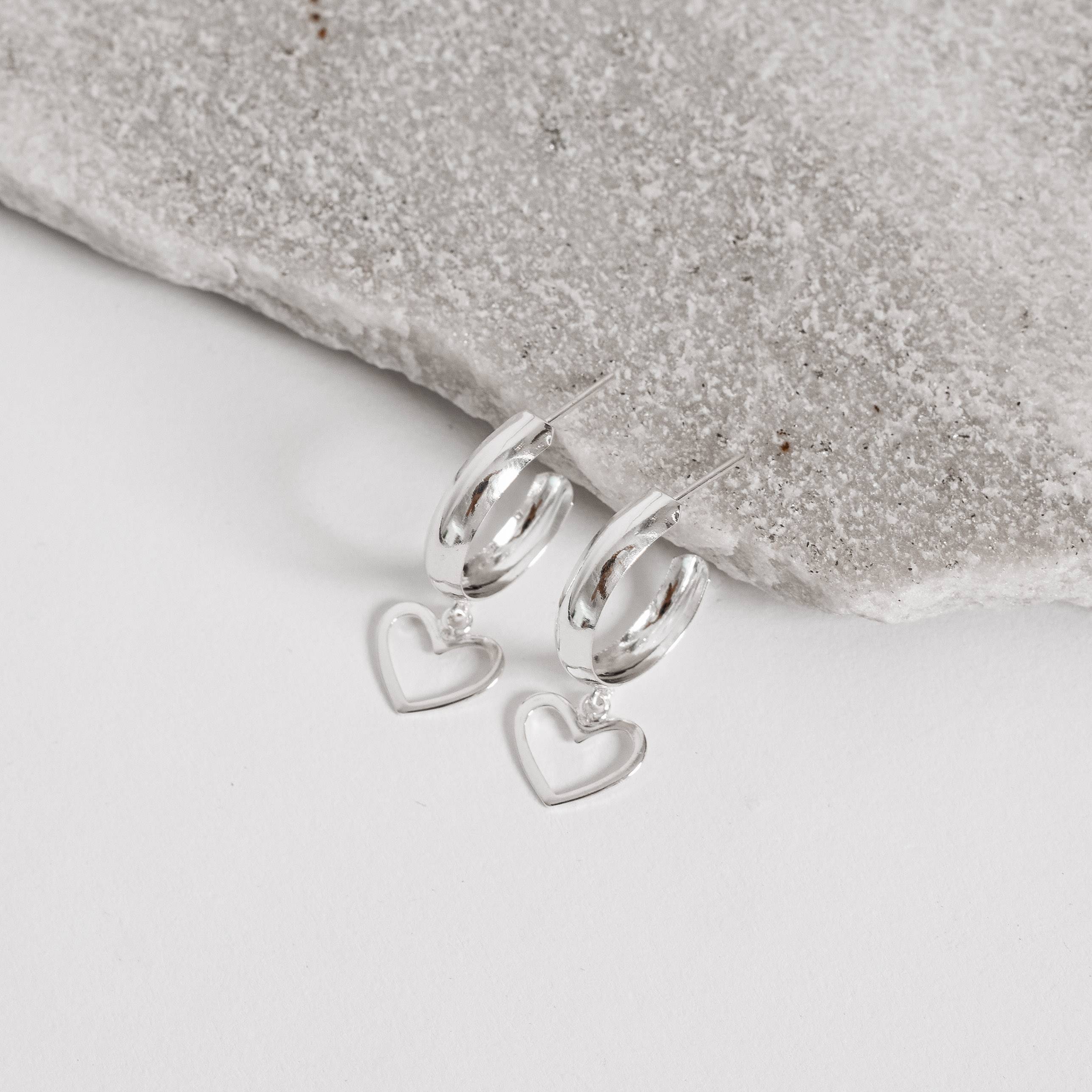 Imagem Argola pingente coração vazado 18mm tarraxa 