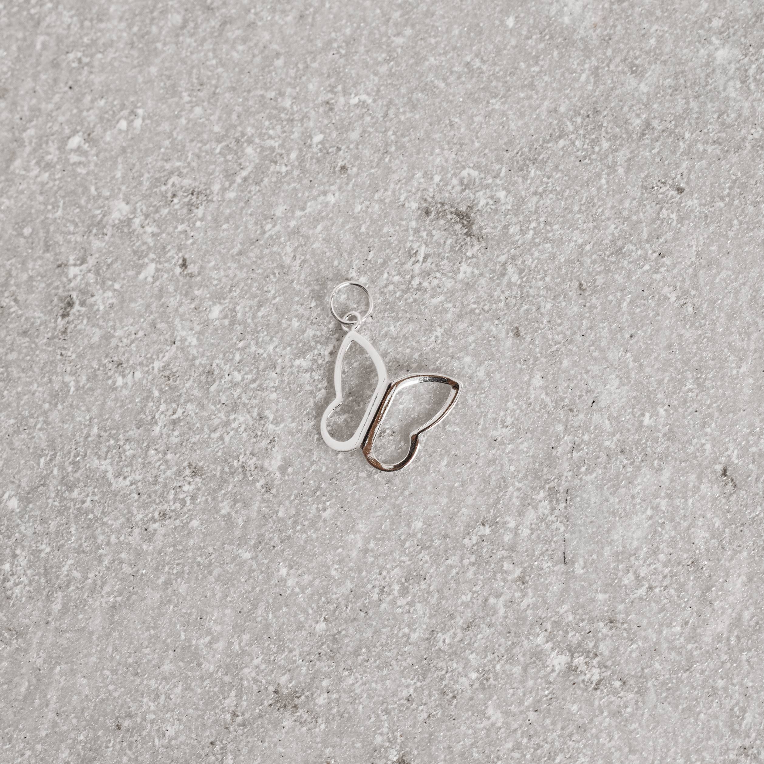 Imagem Pingente borboleta vazada de lado 15mm