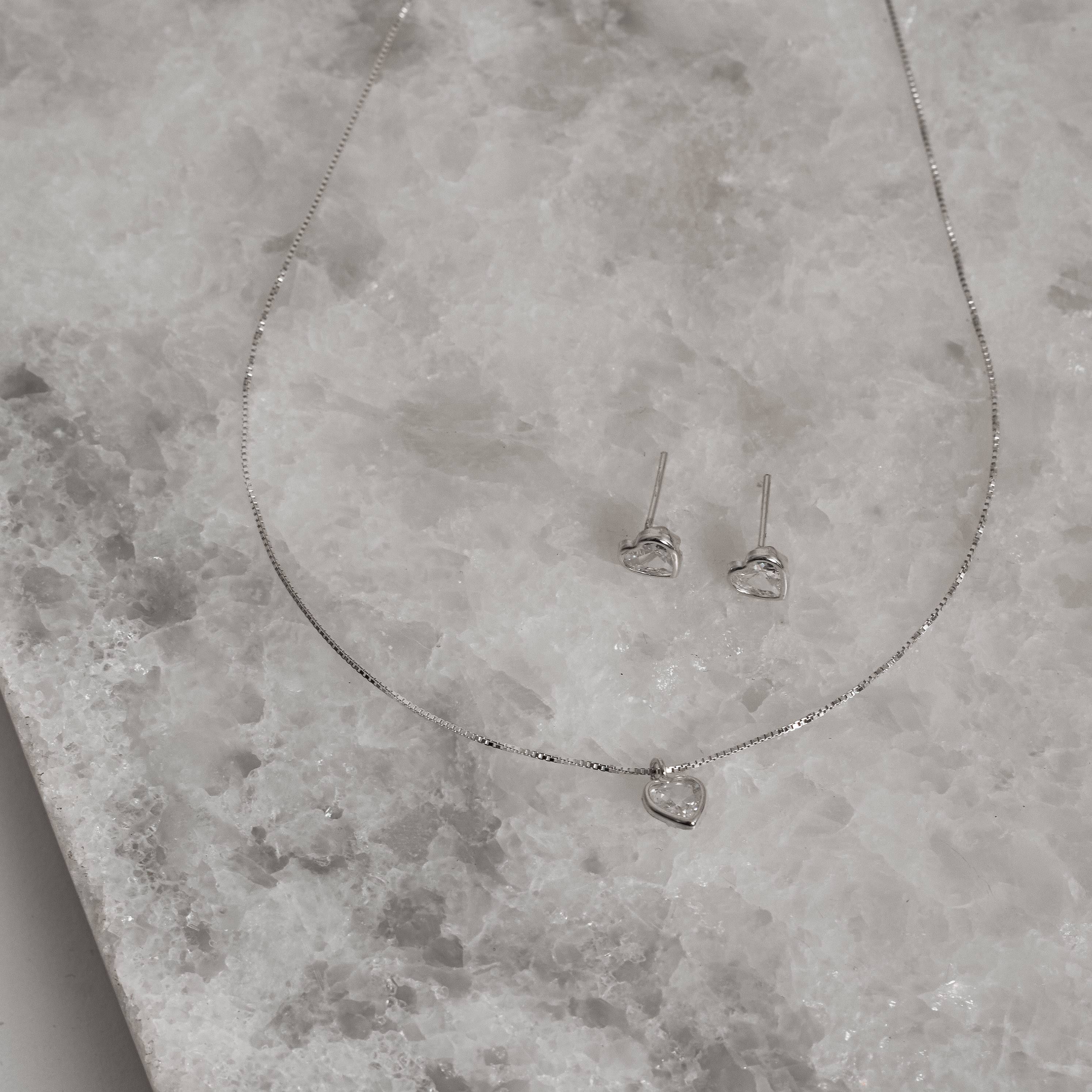 Imagem Conjunto brinco e colar zircônia coração embutida 6mm 40cm