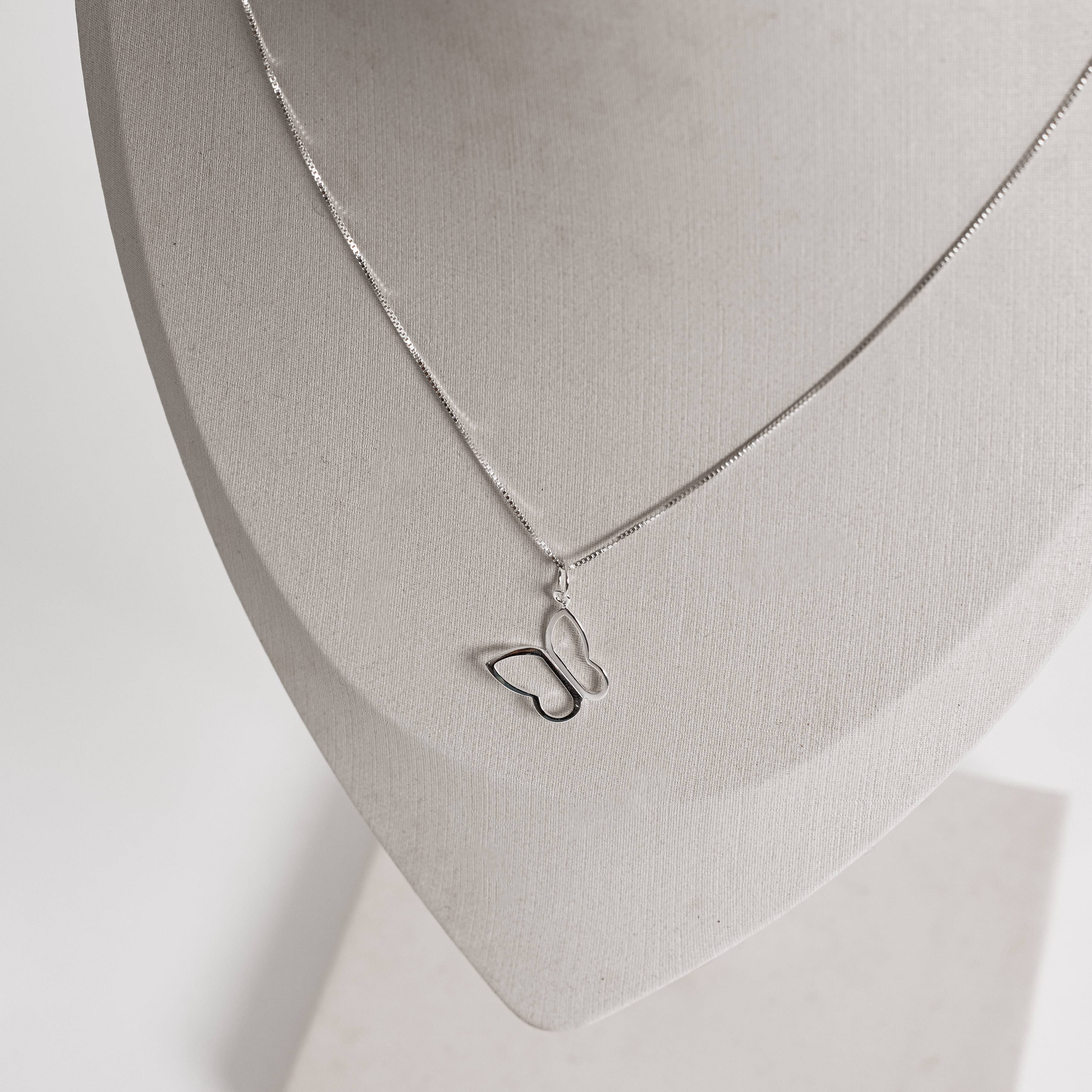 Colar pingente borboleta vazada de lado 15mm 45cm