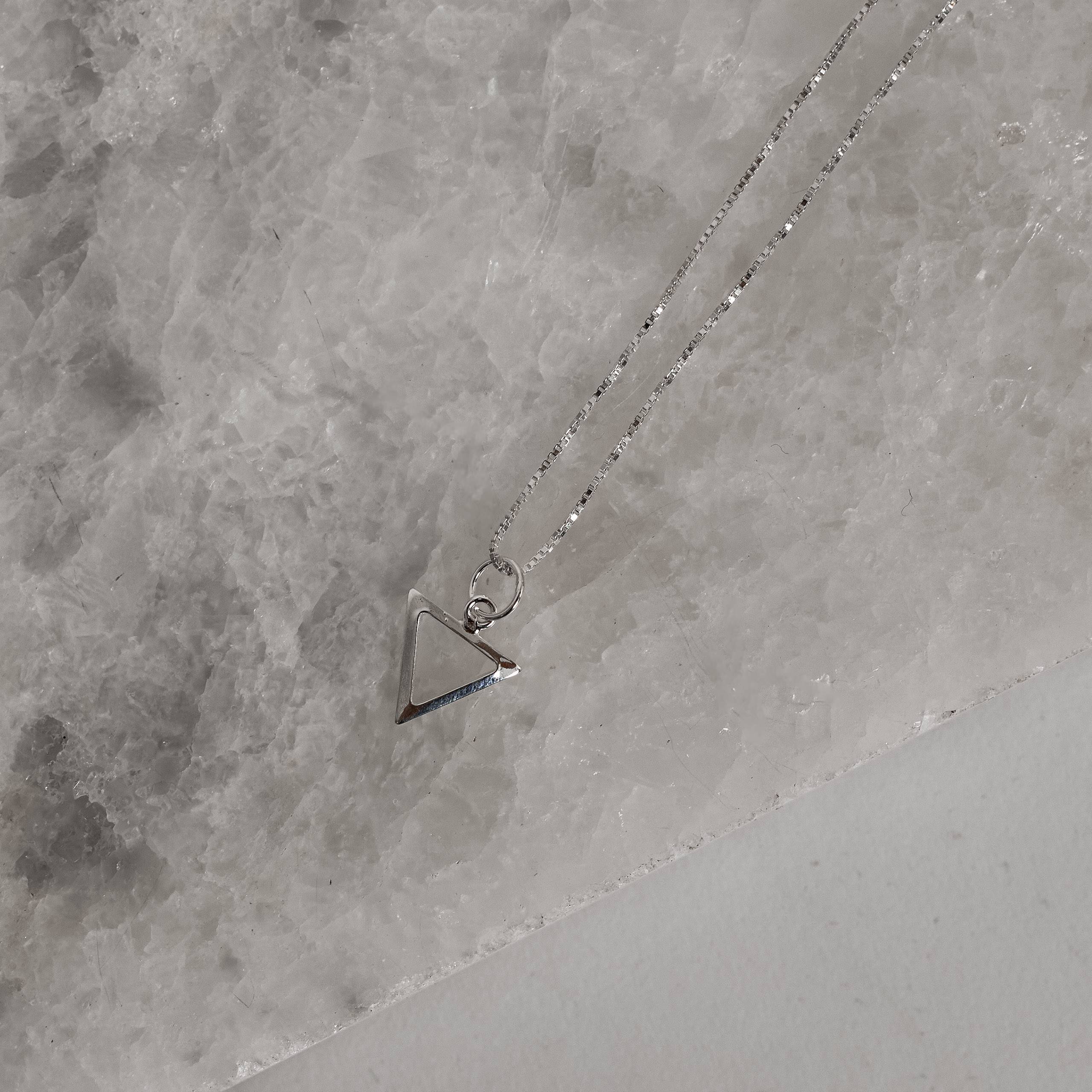 Colar pingente triângulo vazado 10mm 40cm