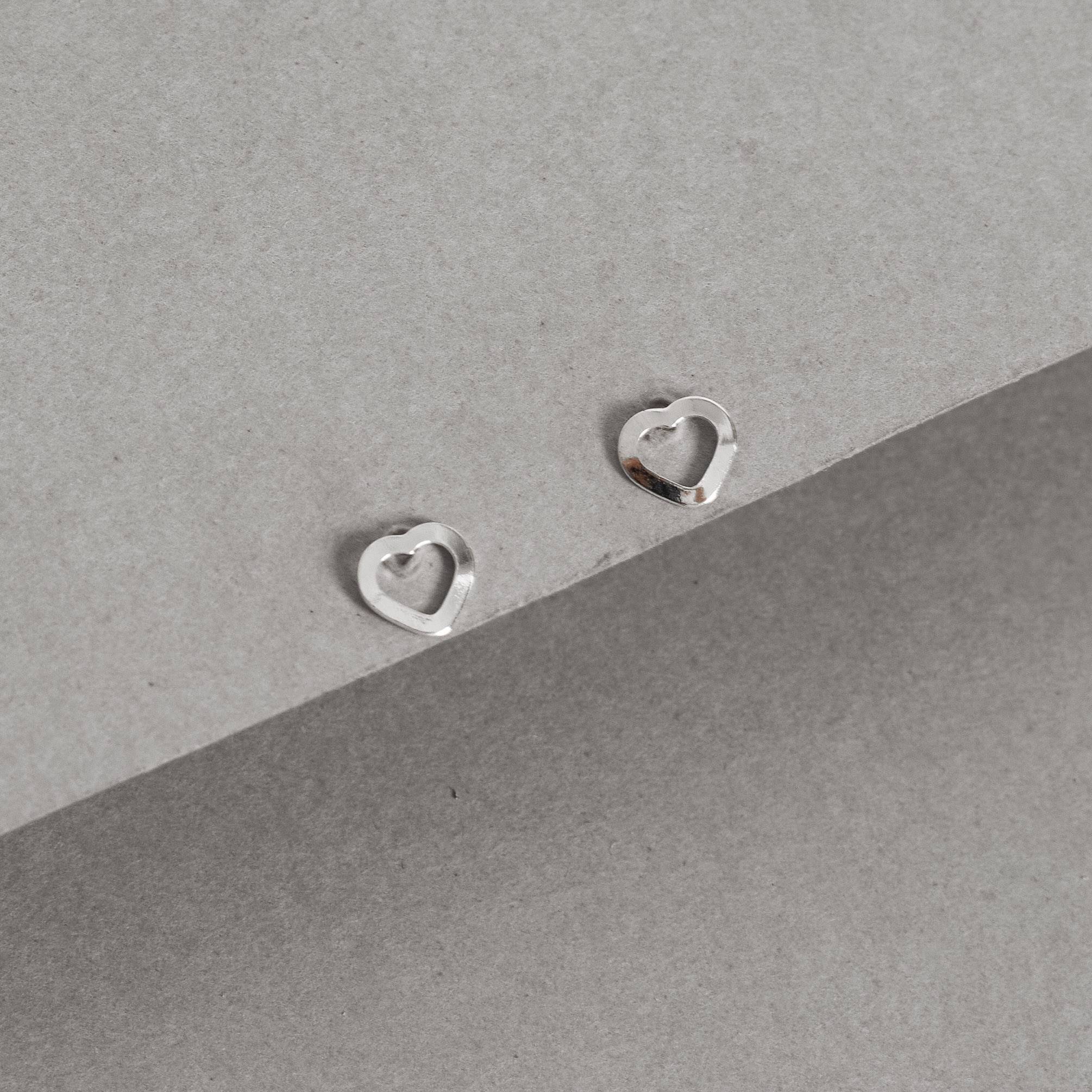 Brinco coração vazado 6mm