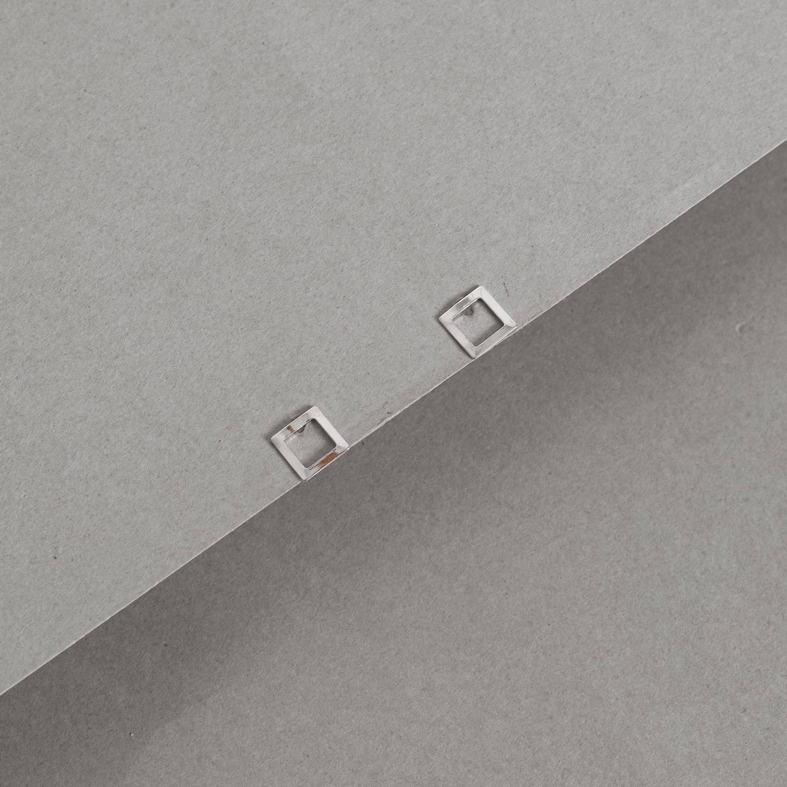 Imagem Secundária Brinco quadrado vazado 6mm