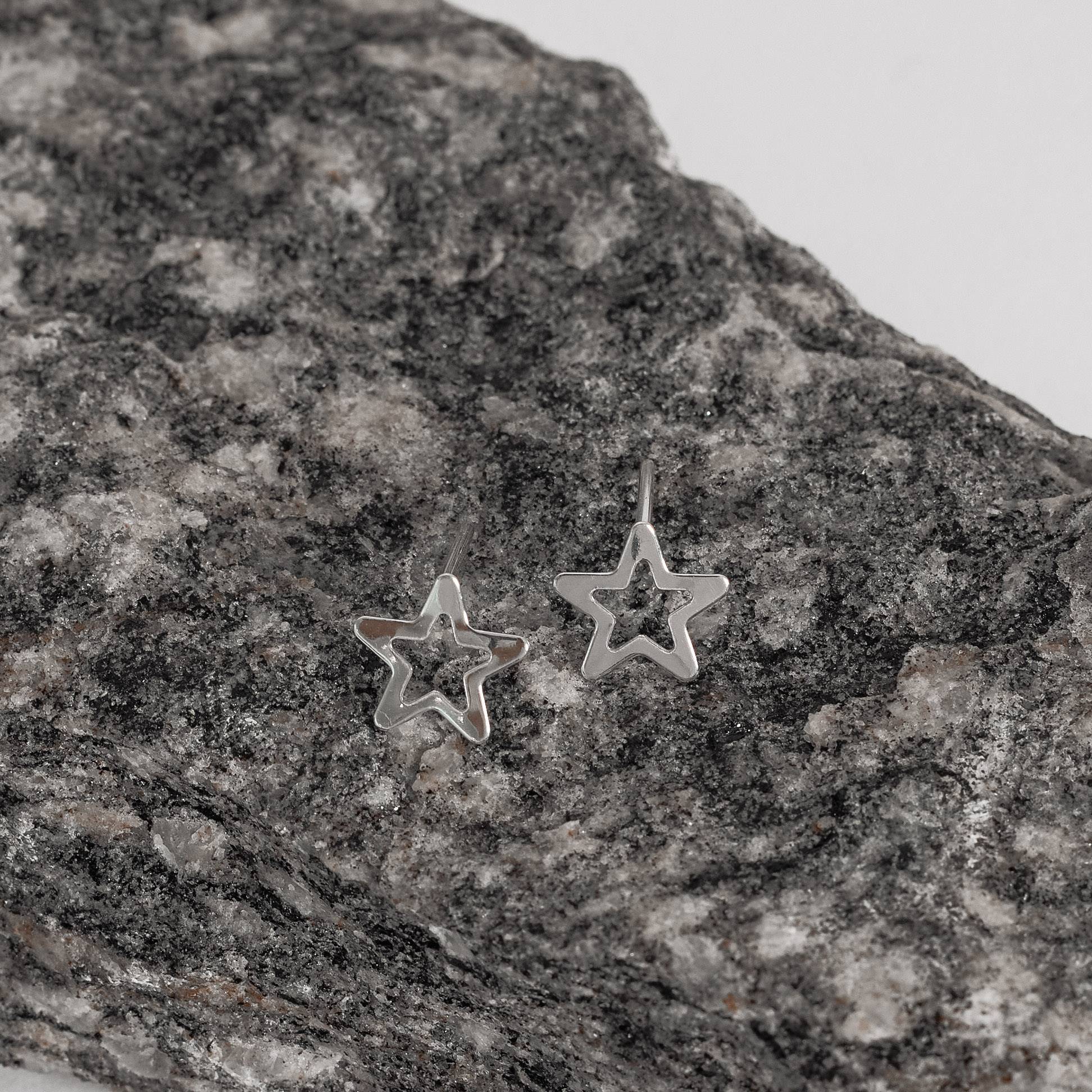 Imagem Secundária Brinco estrela vazada 8mm