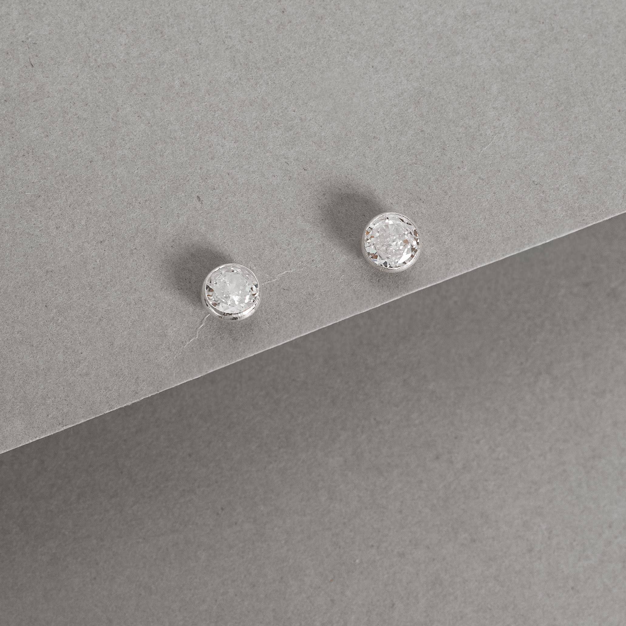 Imagem Brinco zircônia redonda cristal embutida 5mm