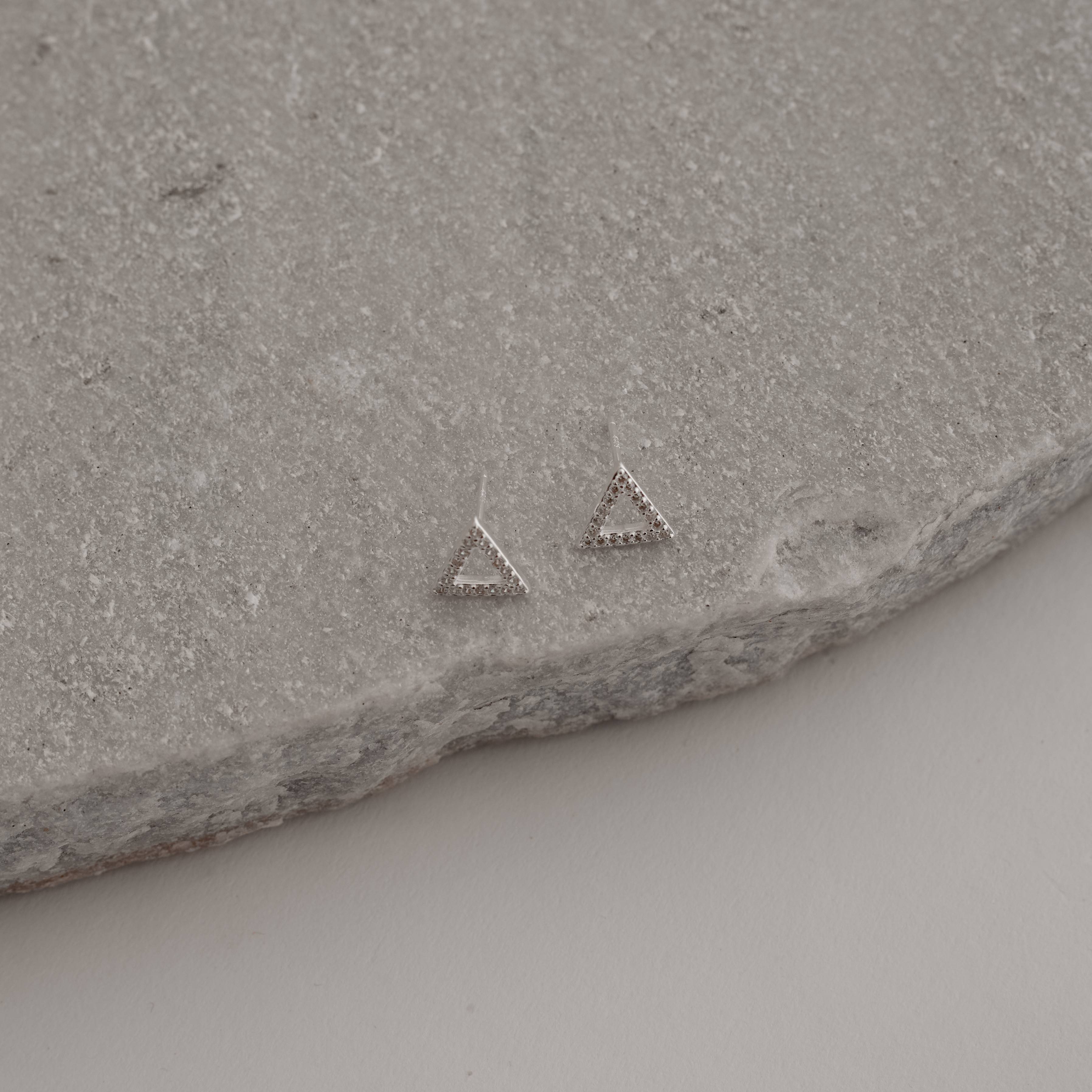 Imagem Brinco triângulo vazado cravejado 9mm