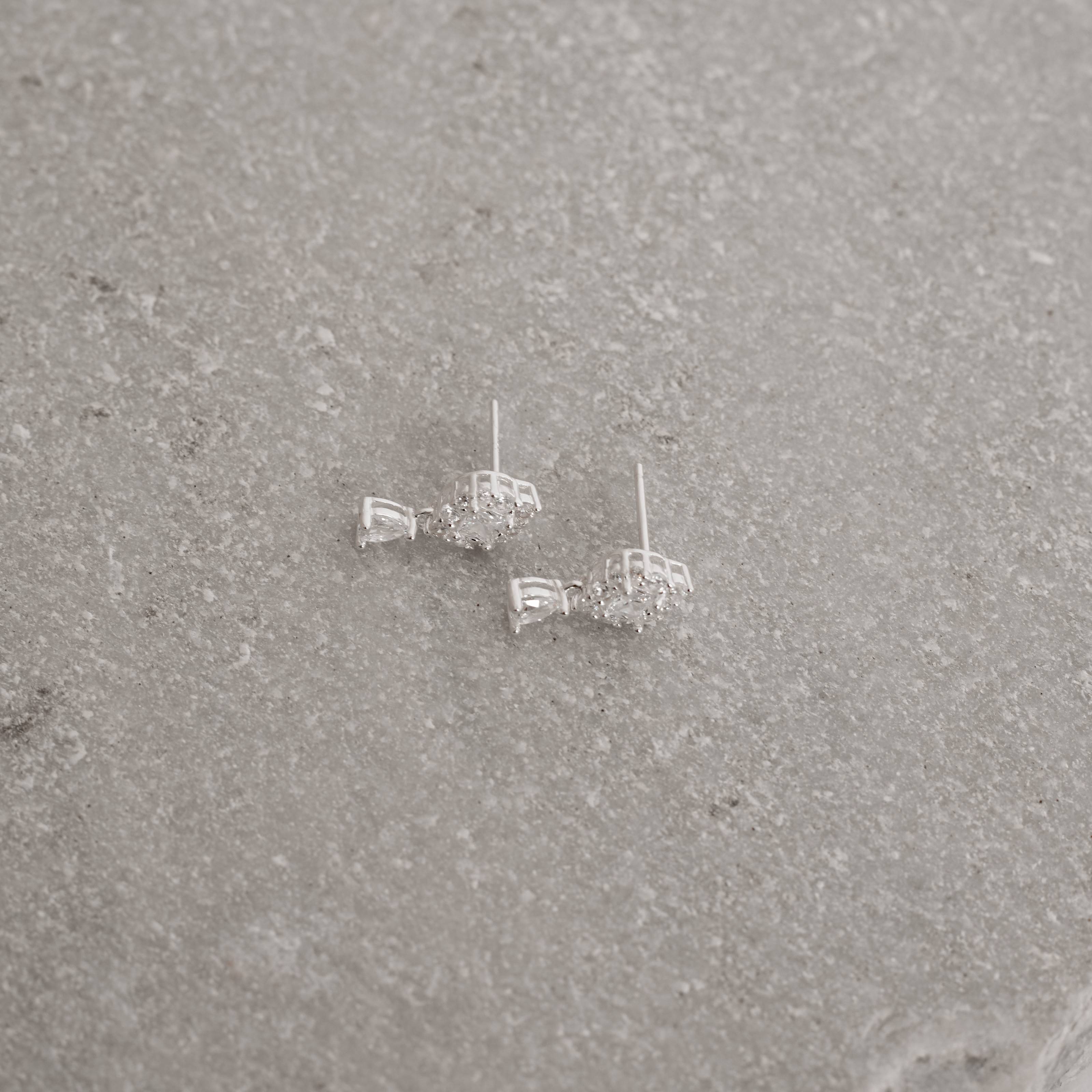 Imagem Secundária Brinco navete trabalhado cravejado com pingente 15mm