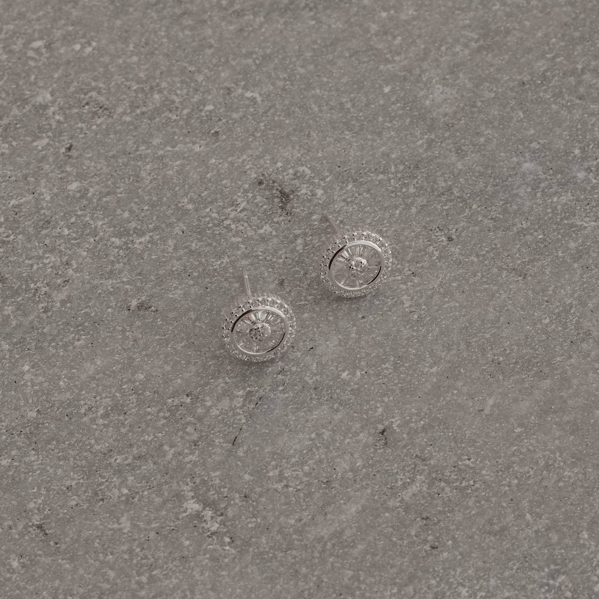 Imagem Secundária Brinco círculo trabalhado com cravejado 10mm