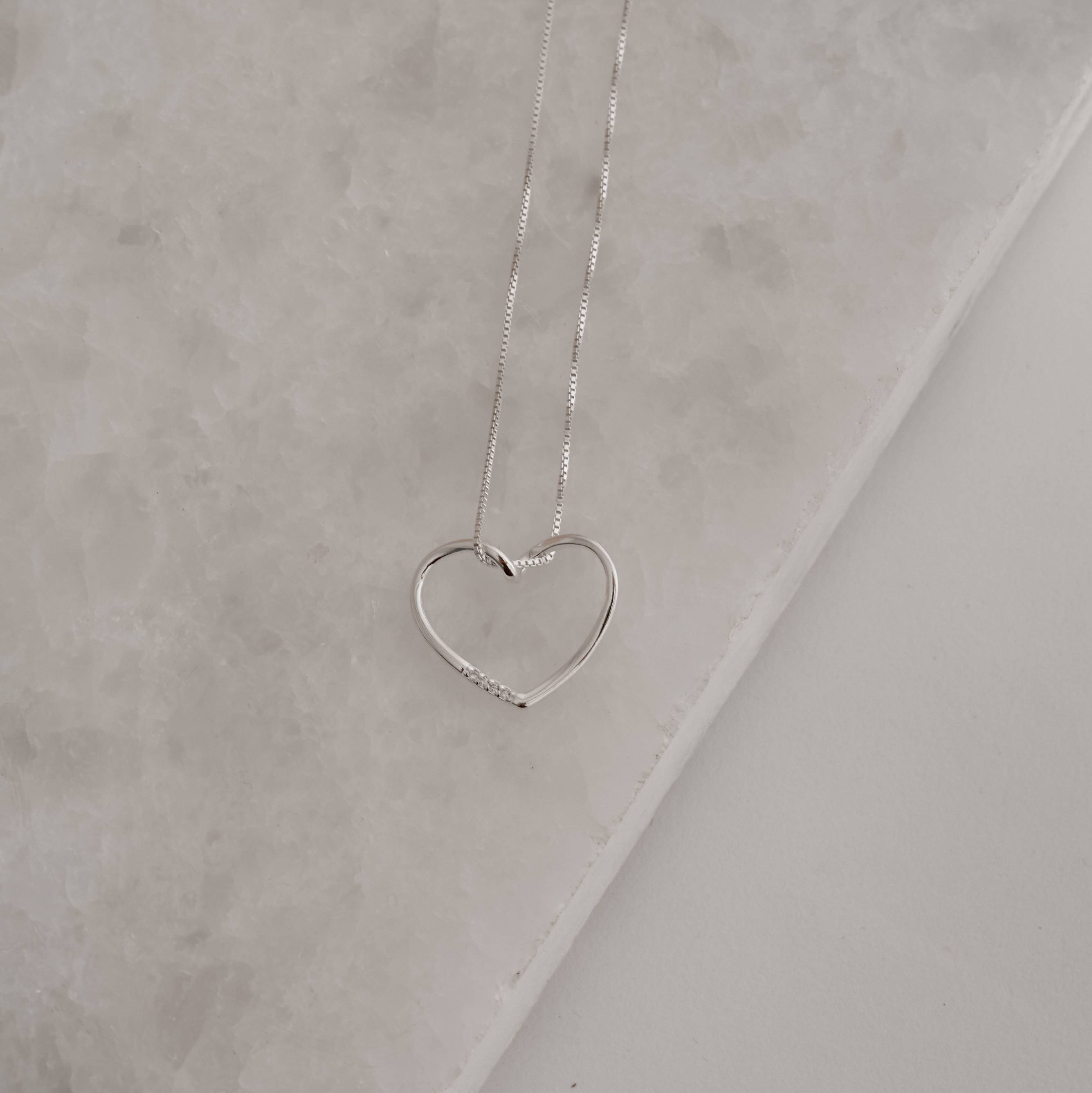 Imagem Secundária Colar pingente coração vazado com cravejado 20mm 45cm