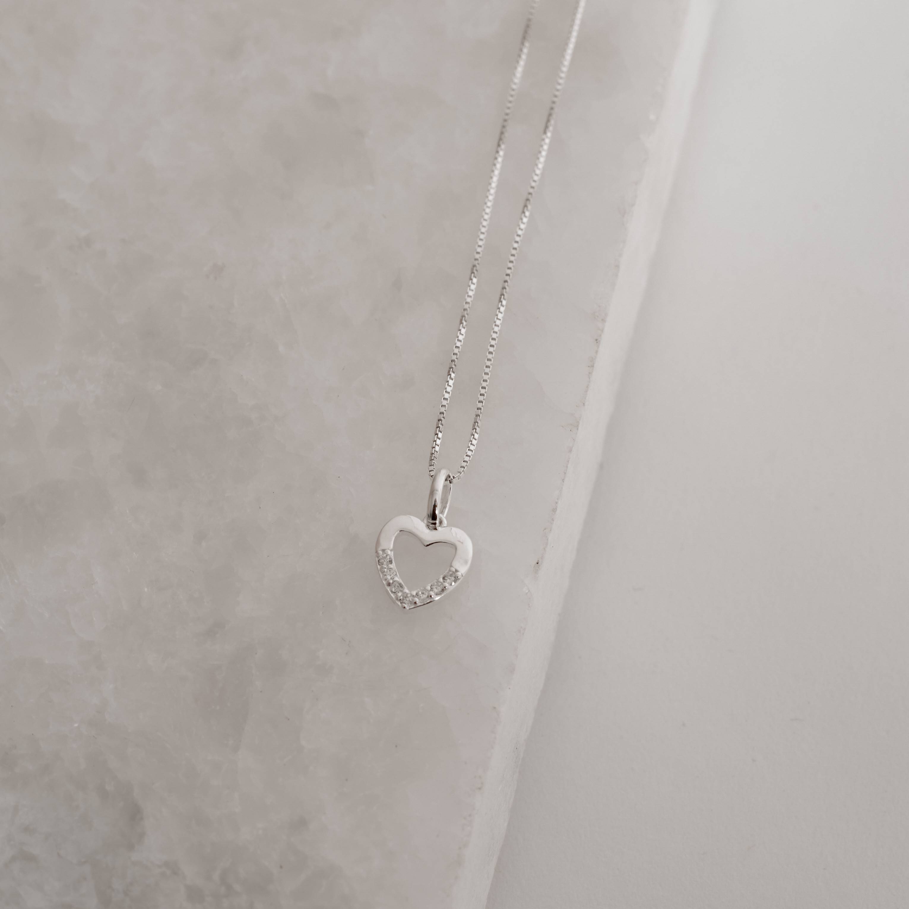 Imagem Secundária Colar pingente coração vazado com detalhe cravejado 9mm 40cm