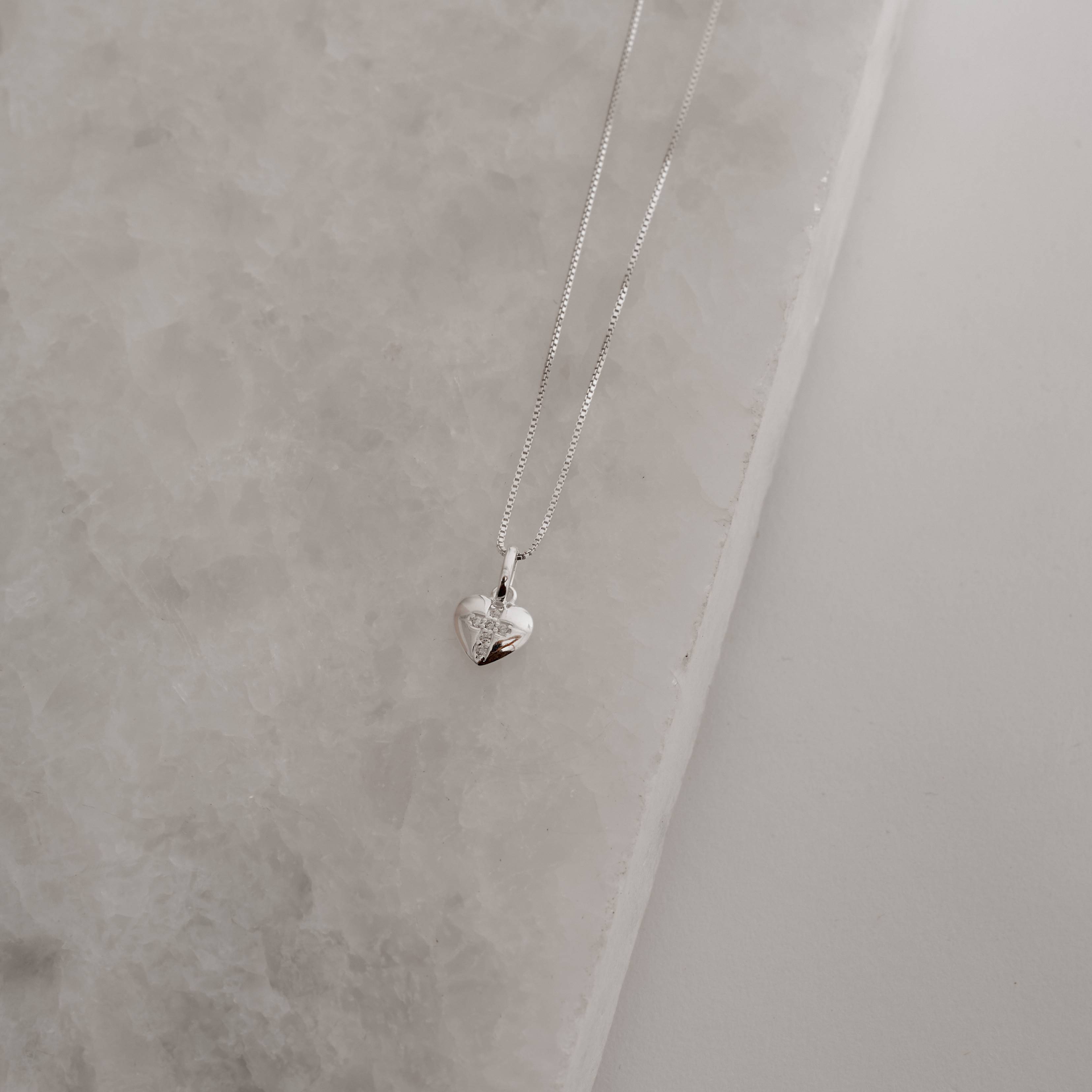 Imagem Secundária Colar pingente coração com cruz cravejada 8mm 40cm