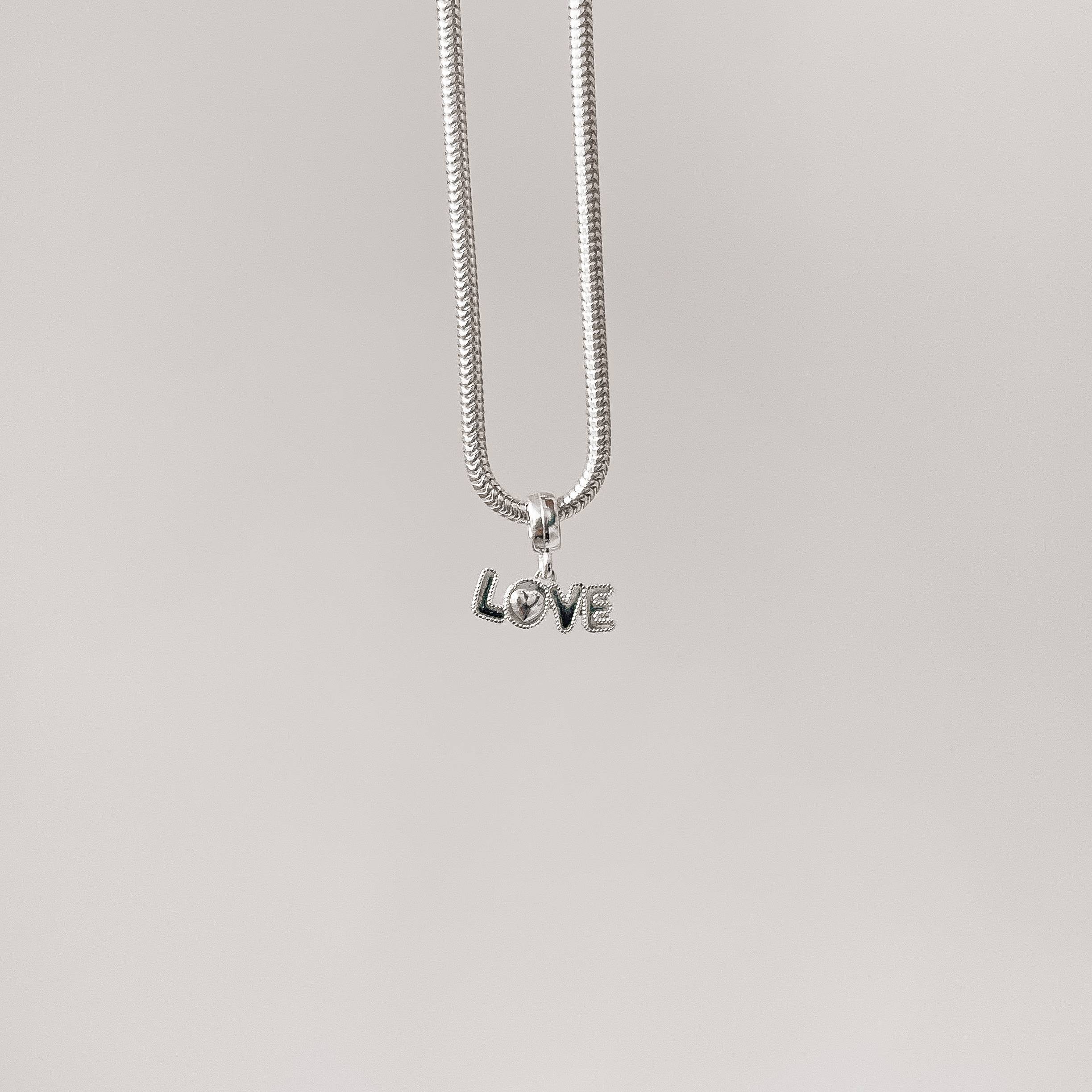 Berloque pingente love desenhado 15mm