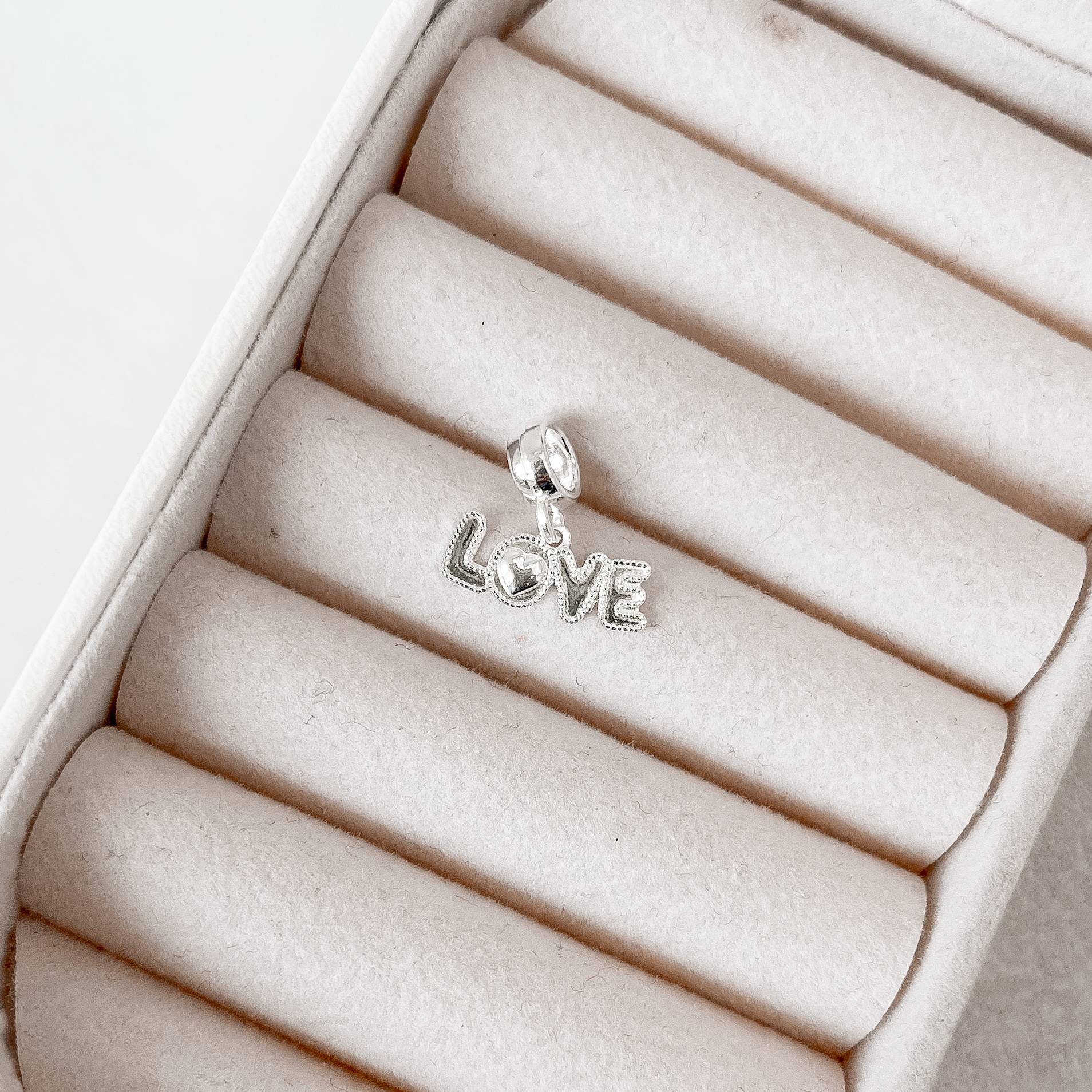 Imagem Secundária Berloque pingente love desenhado 15mm