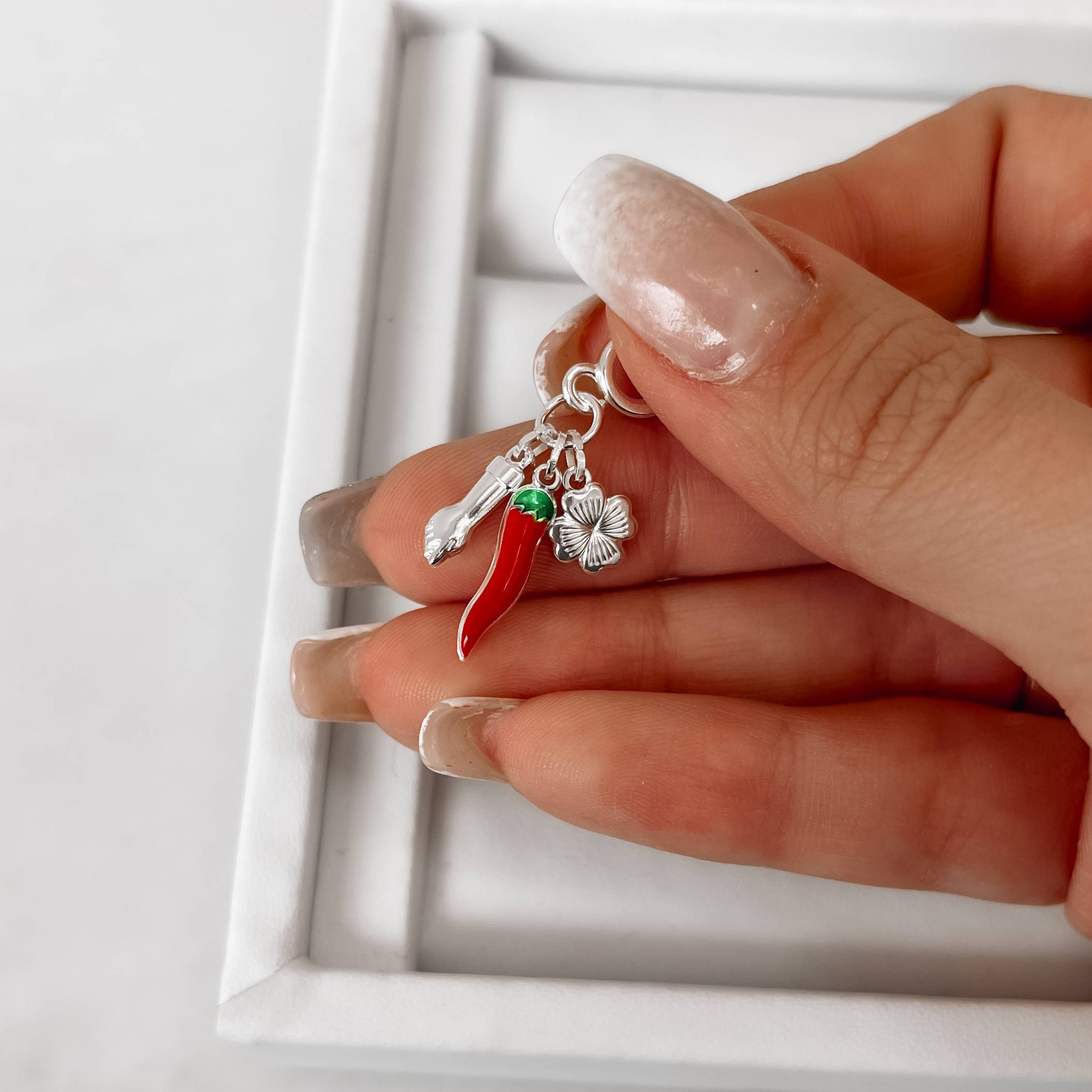 Imagem Secundária Berloque pingente patuá trevo, figa e pimenta resina