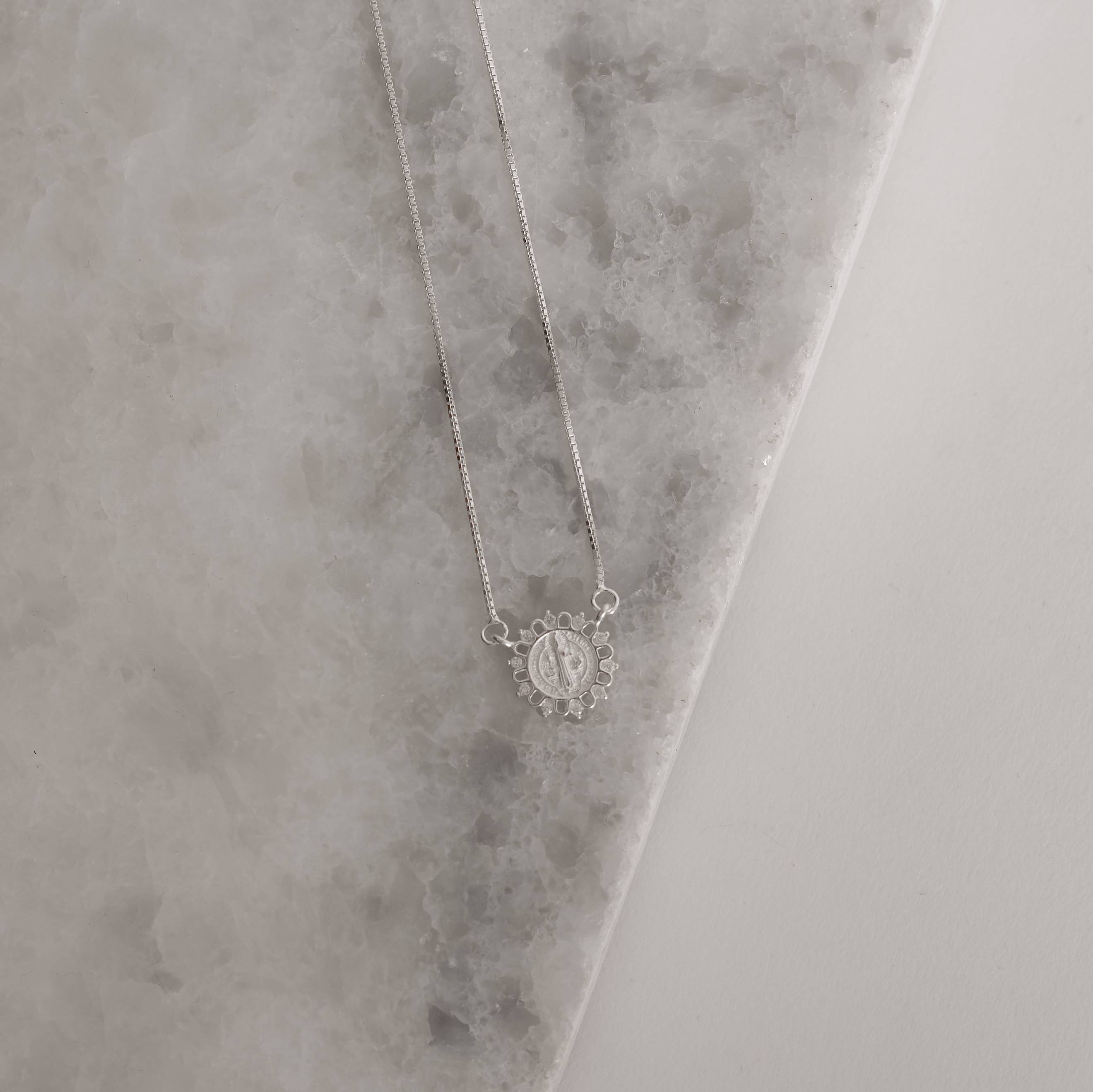 Imagem Colar entremeio medalha São Bento com zircônias 12mm v15 45cm