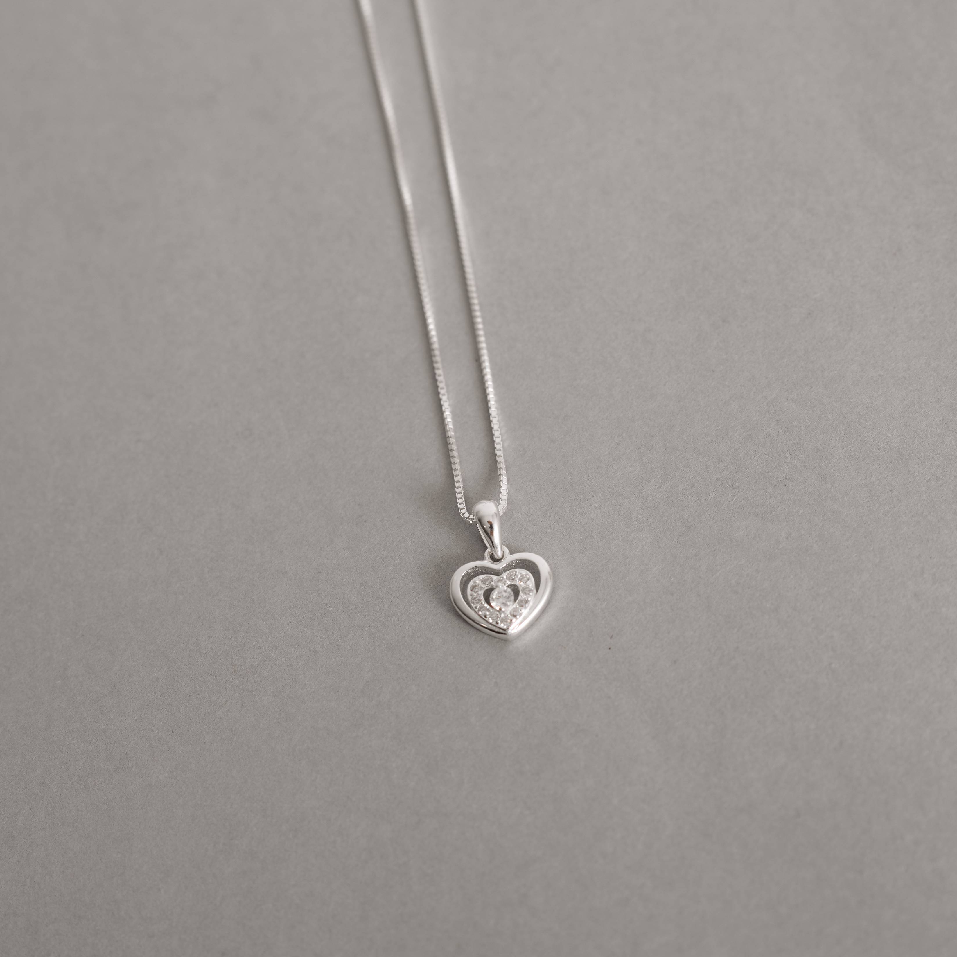 Imagem Secundária Conjunto brinco e colar coração vazado com cravejado 10mm 45cm