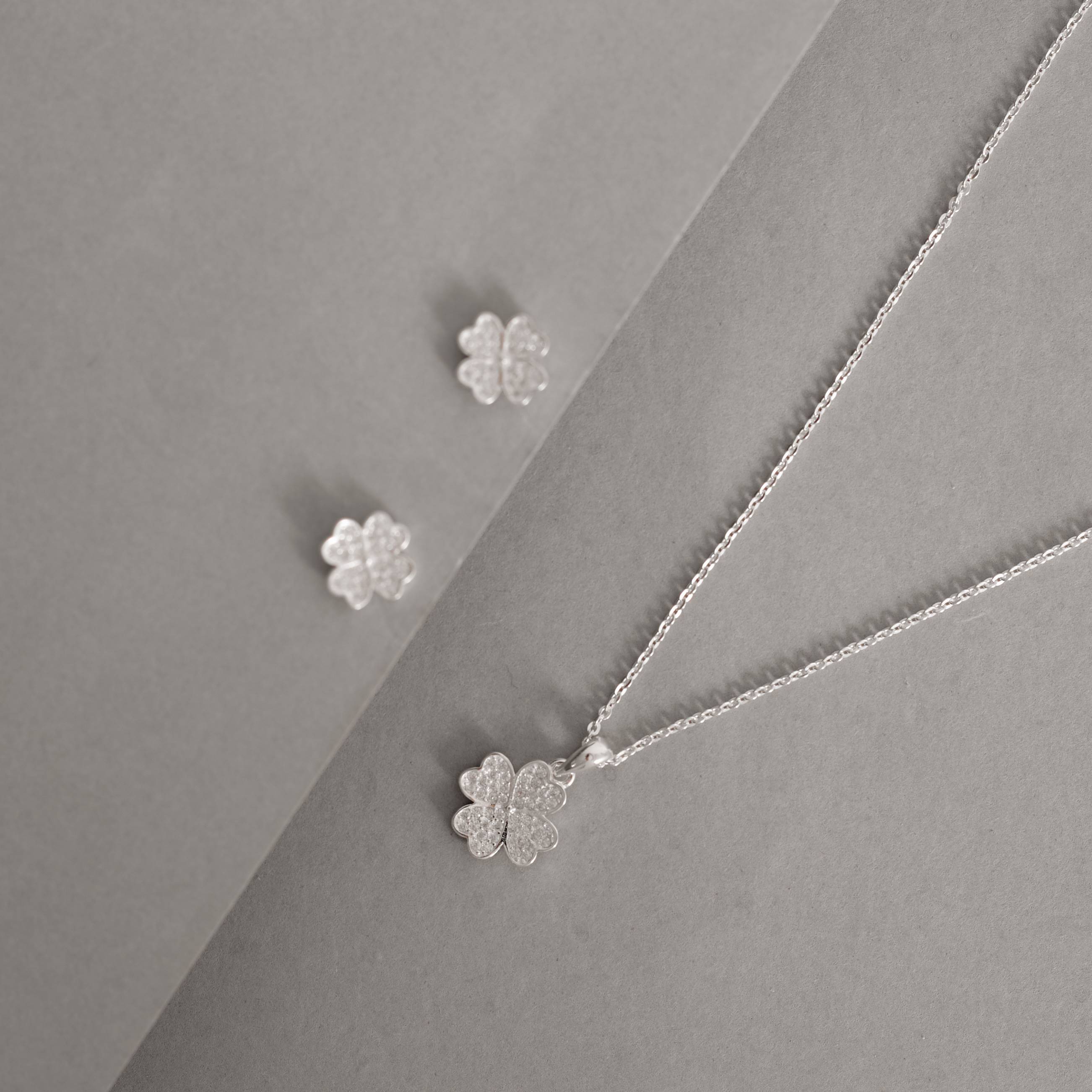 Imagem Conjunto brinco e colar trevo cravejado 11mm corrente cadeadinho 45cm