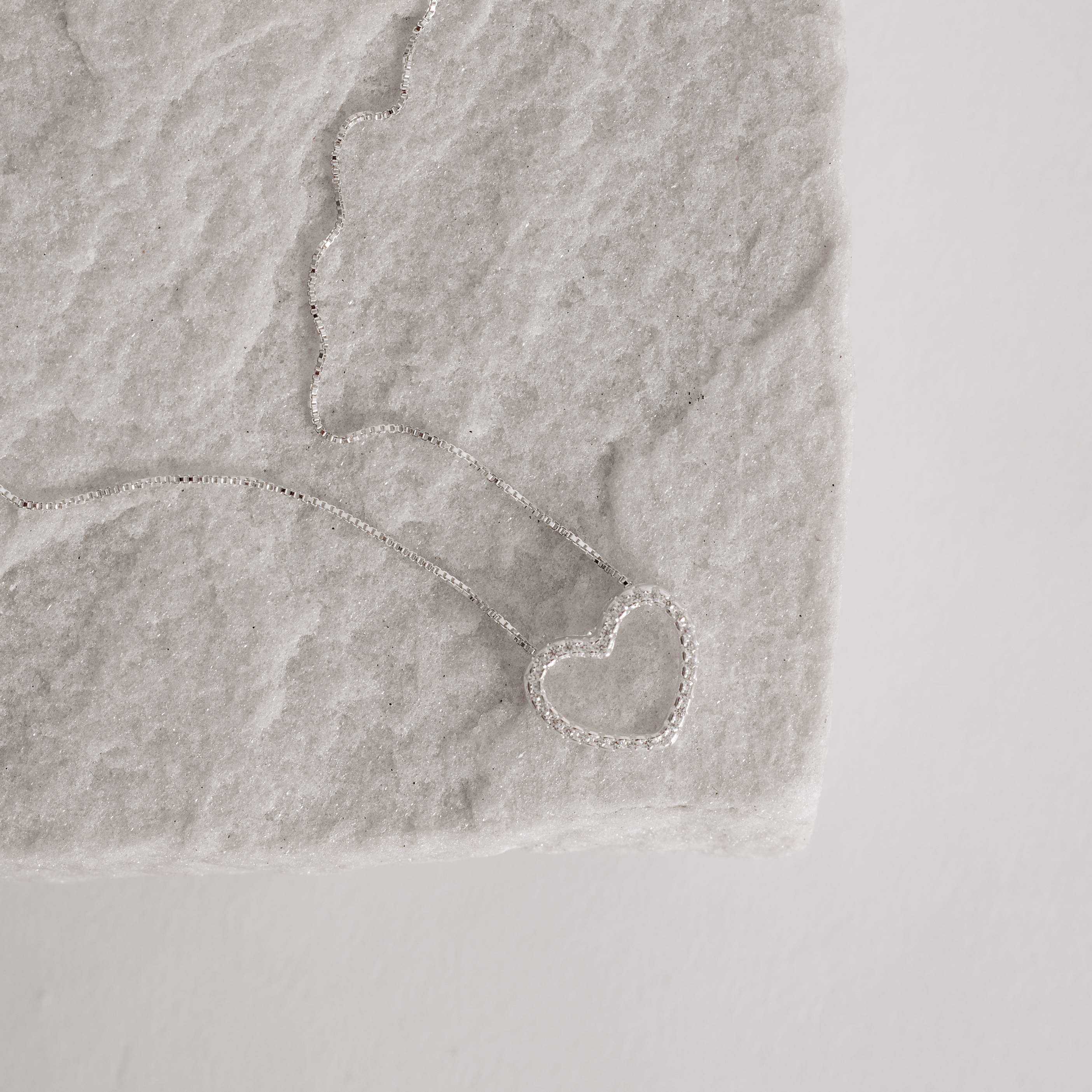 Imagem Colar coração vazado cravejado 15mm caixa alta 45cm