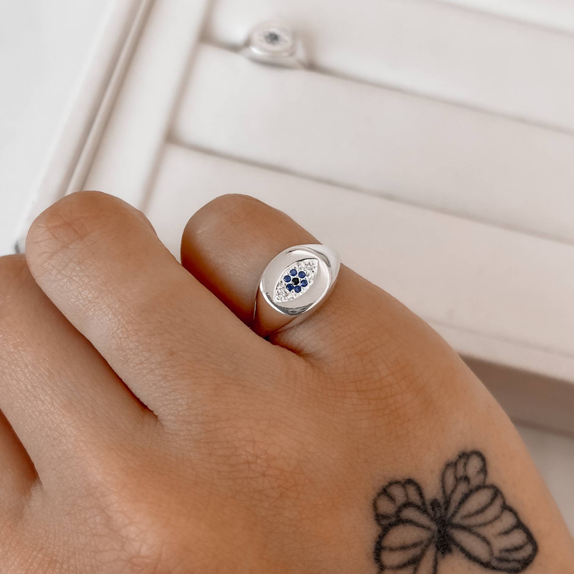 Imagem Secundária Anel olho cravejado detalhe zircônias azul dedinho