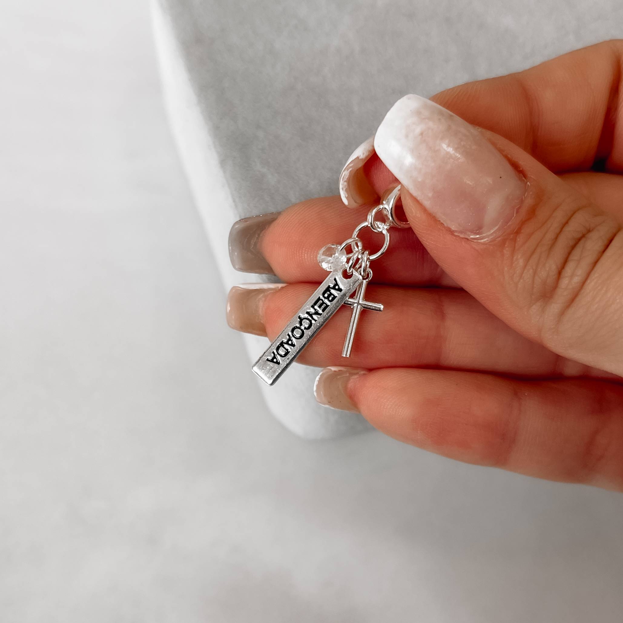 Berloque pingente patuá placa abençoada resina