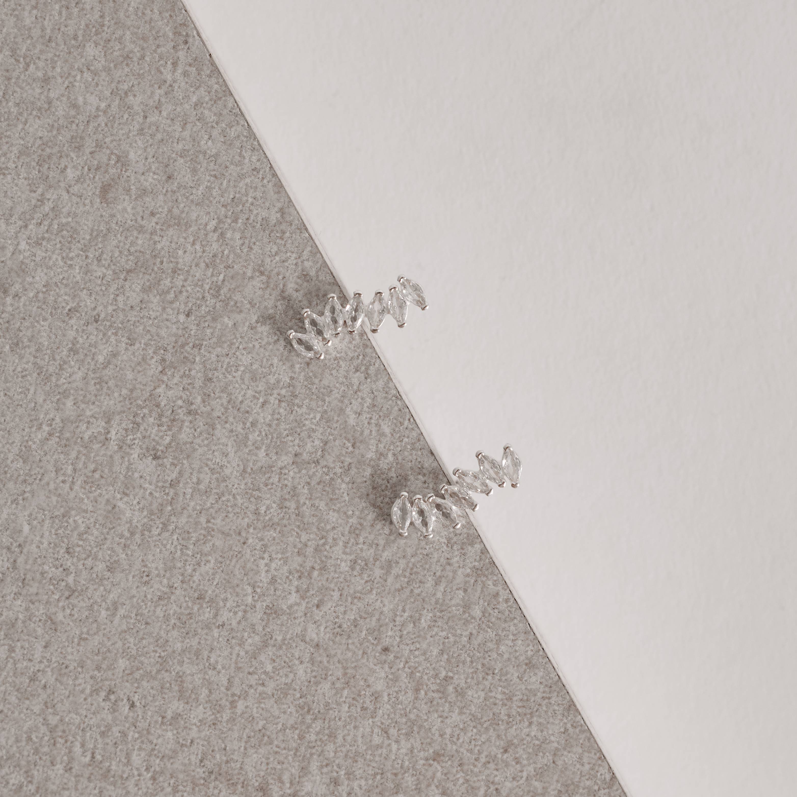 Imagem Secundária Brinco ondulado com zircônias navetes 16mm