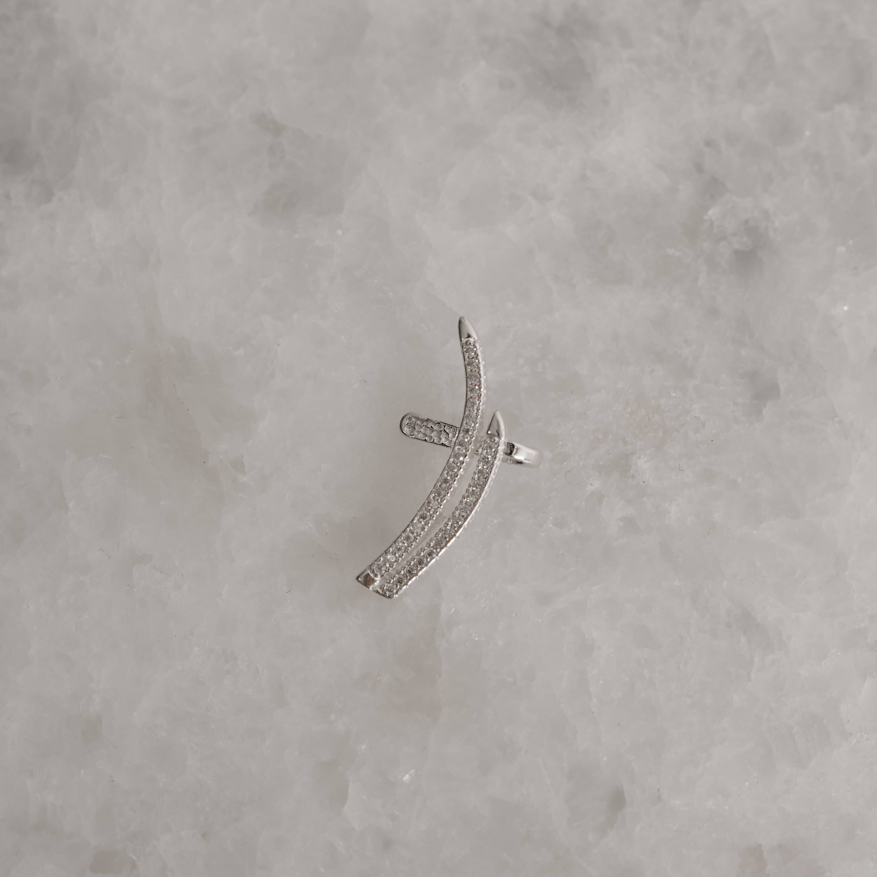 Imagem Secundária Piercing fake 2 curvas cravejadas orelha direita