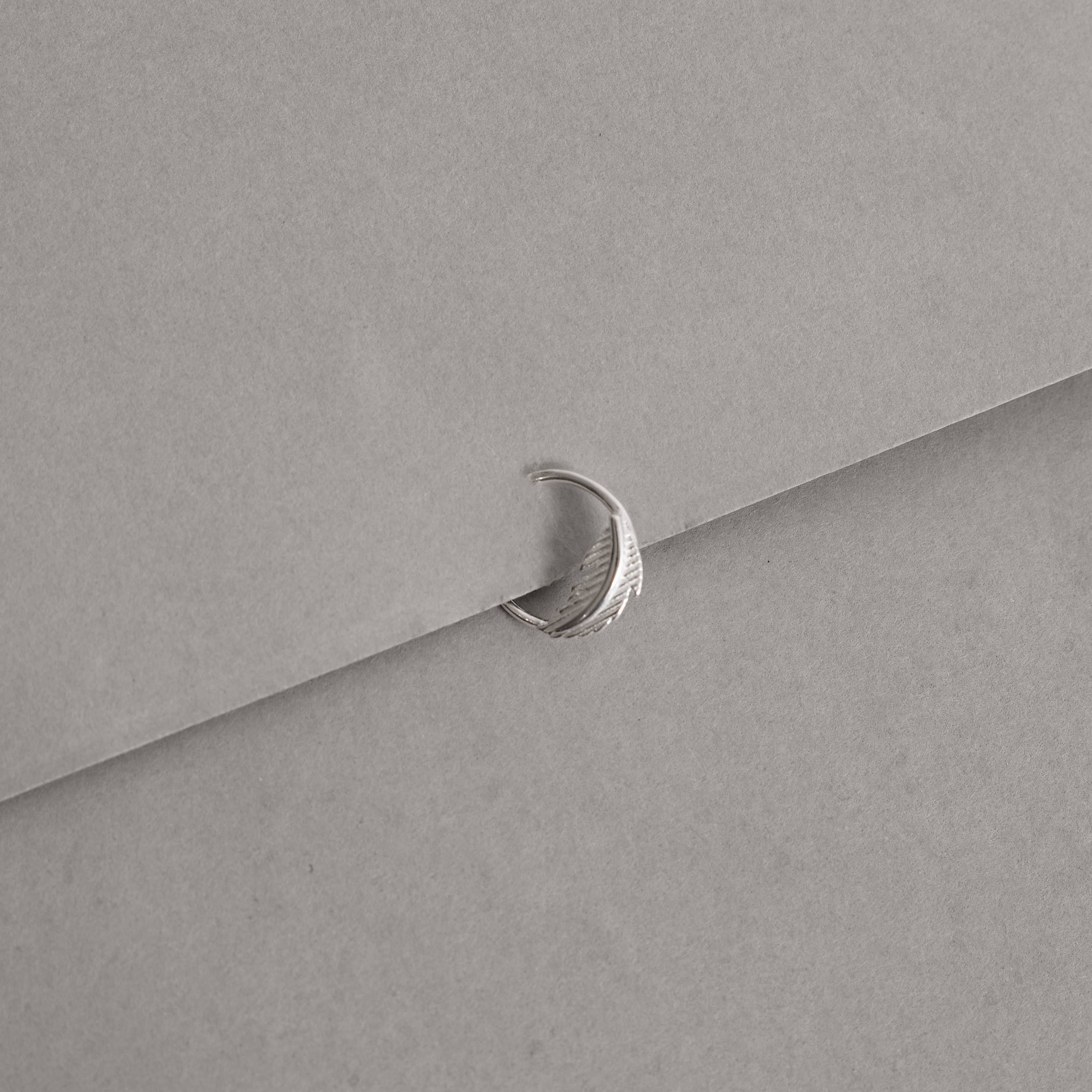 Imagem Secundária Piercing argola com pena 11mm orelha direita