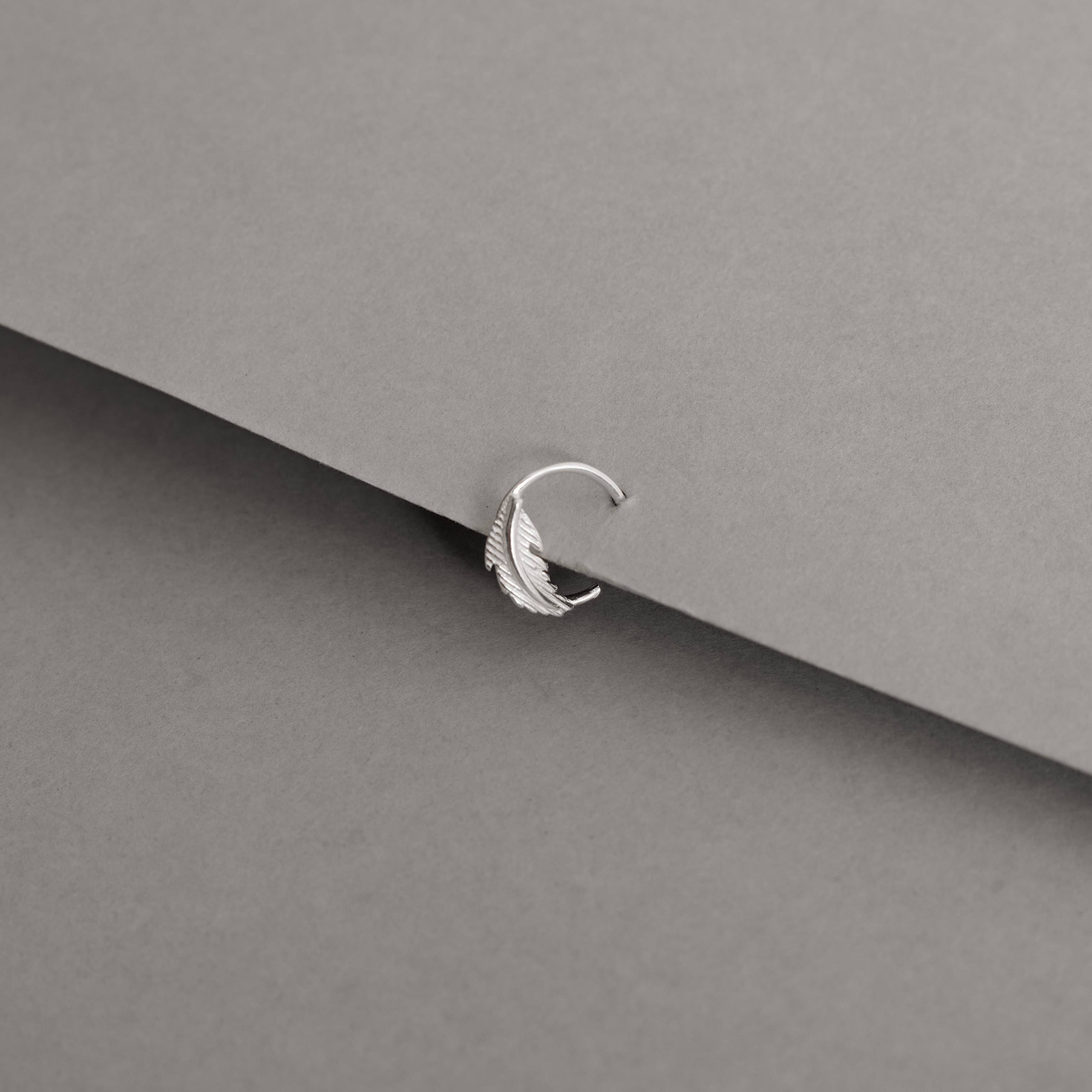 Imagem Secundária Piercing argola com pena 11mm orelha esquerda