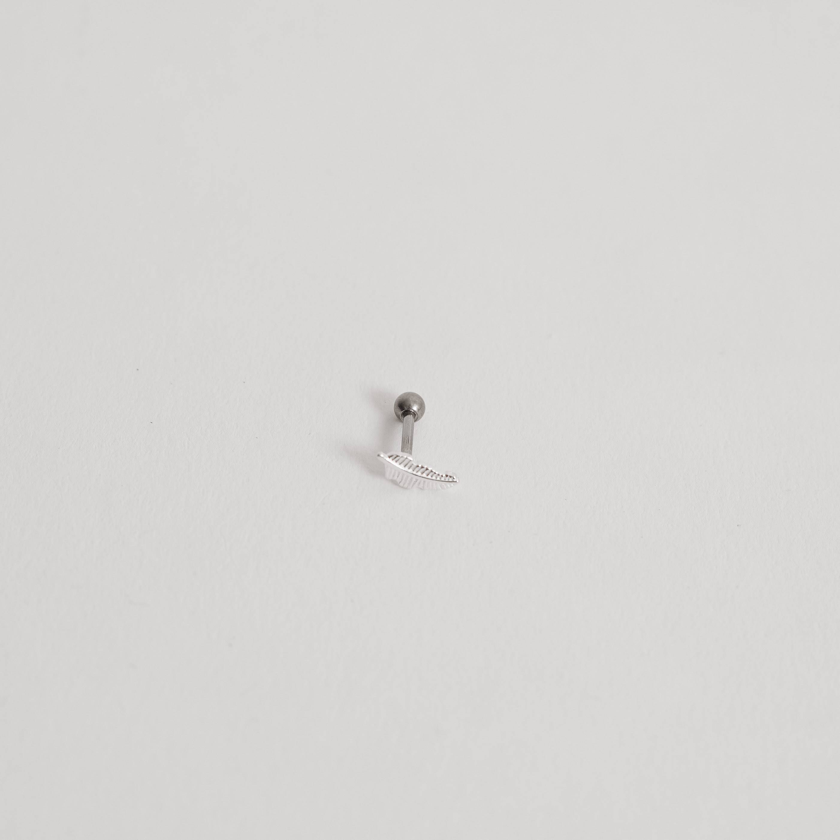 Imagem Secundária Piercing haste pena 8mm orelha direita