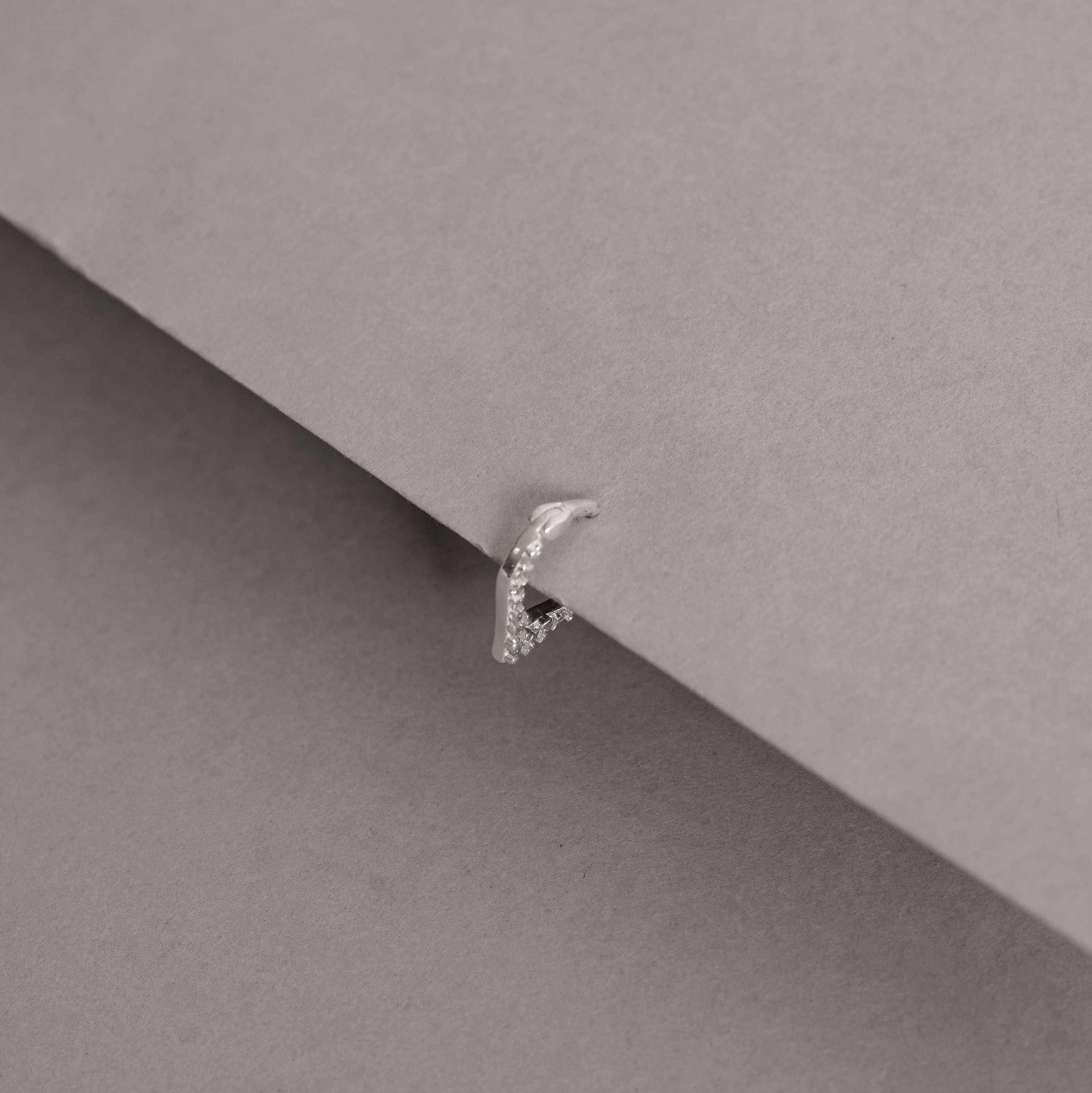 Imagem Secundária Piercing argola trava v cravejado 10mm orelha direita