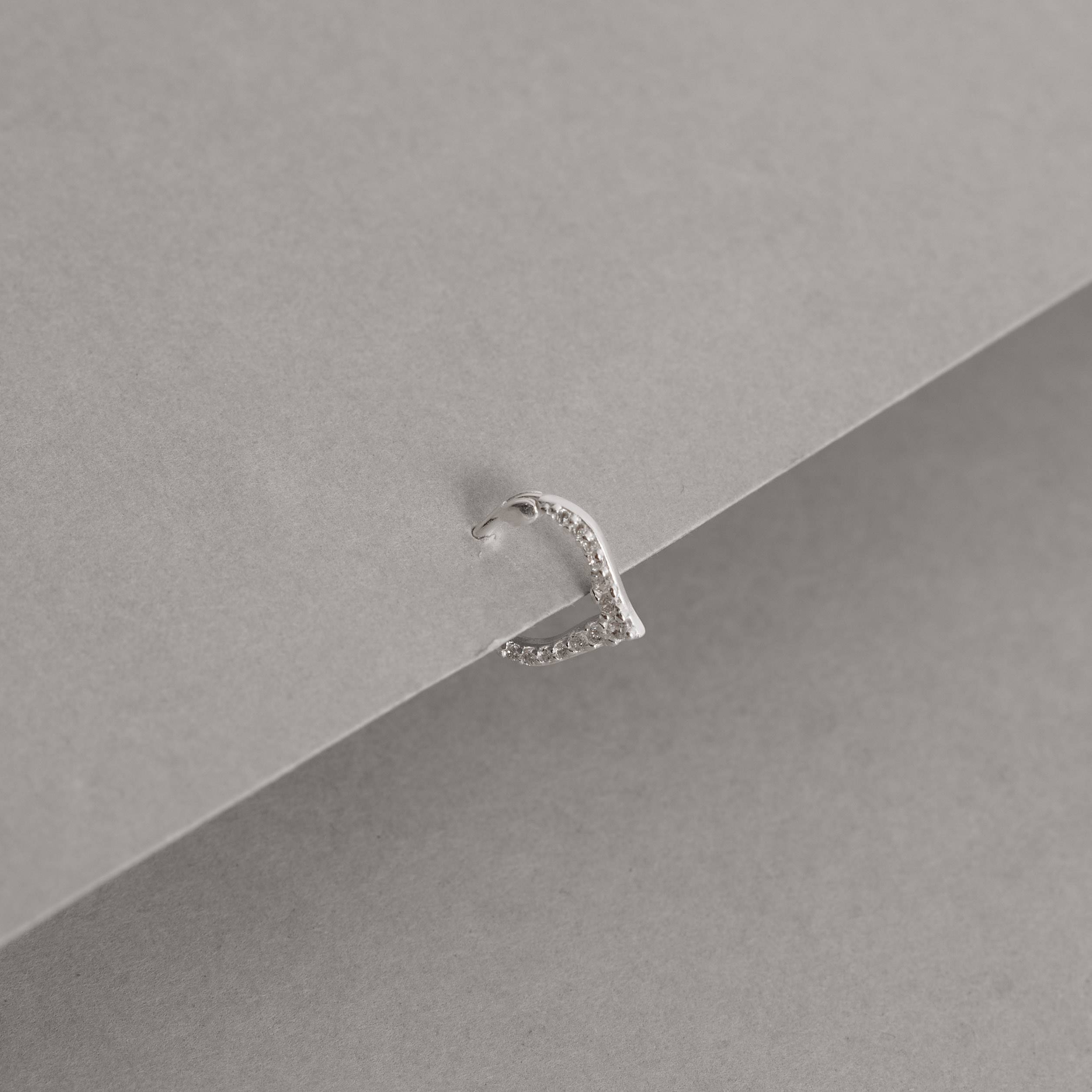 Imagem Secundária Piercing argola trava v cravejado 10mm orelha esquerda