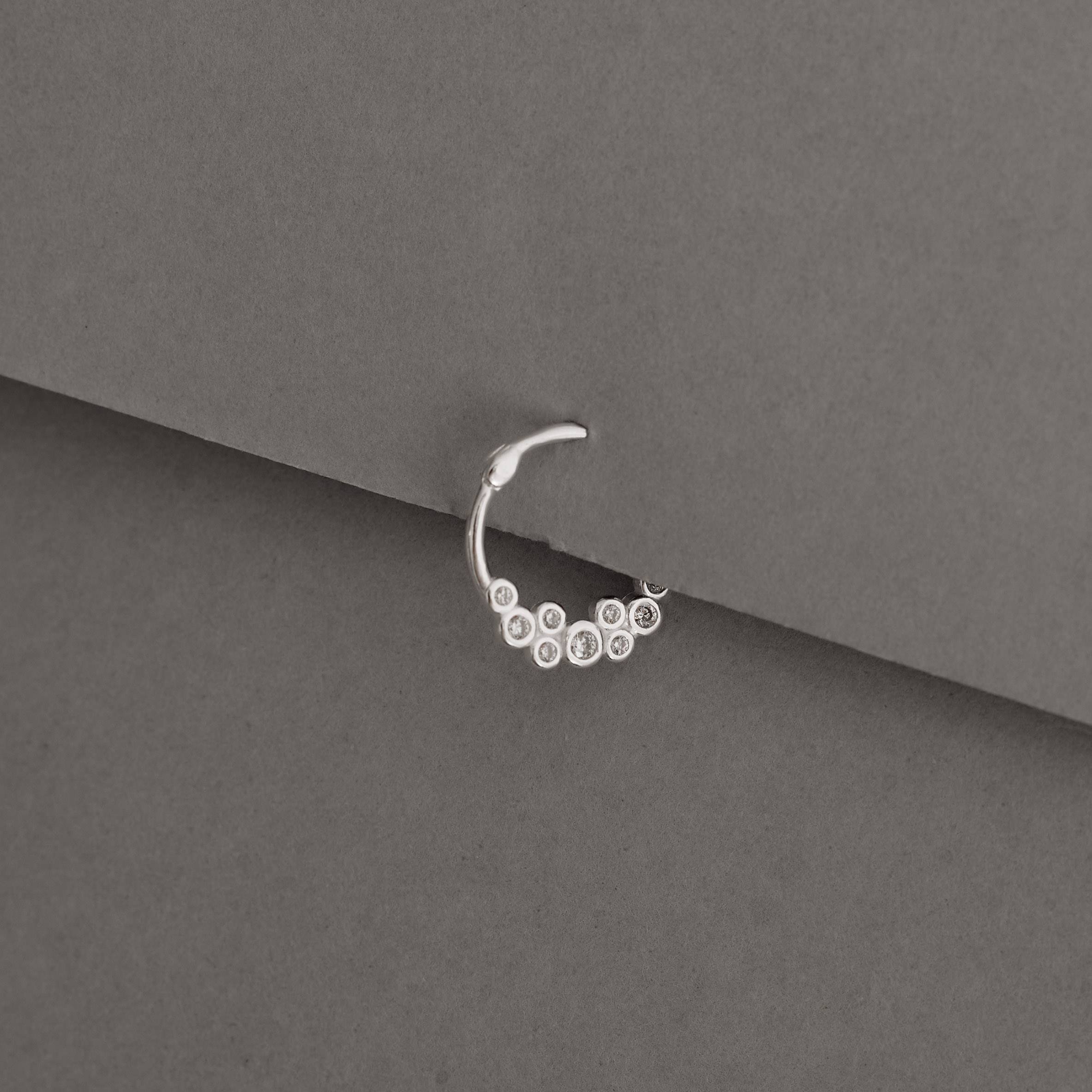 Imagem Secundária Piercing argola 12mm trava círculos com zircônias orelha direita