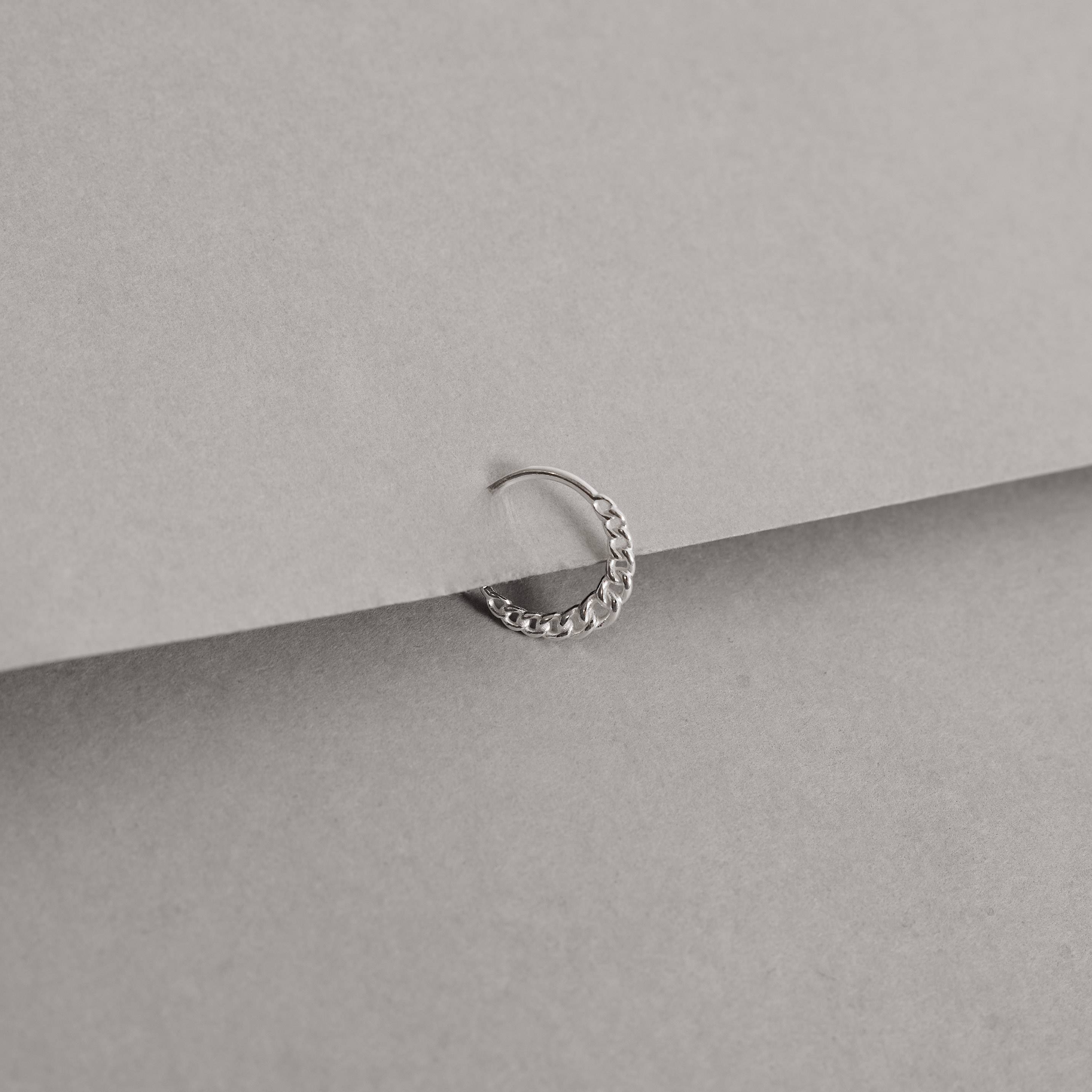 Imagem Secundária Piercing argola 11mm detalhe elos trançados orelha direita