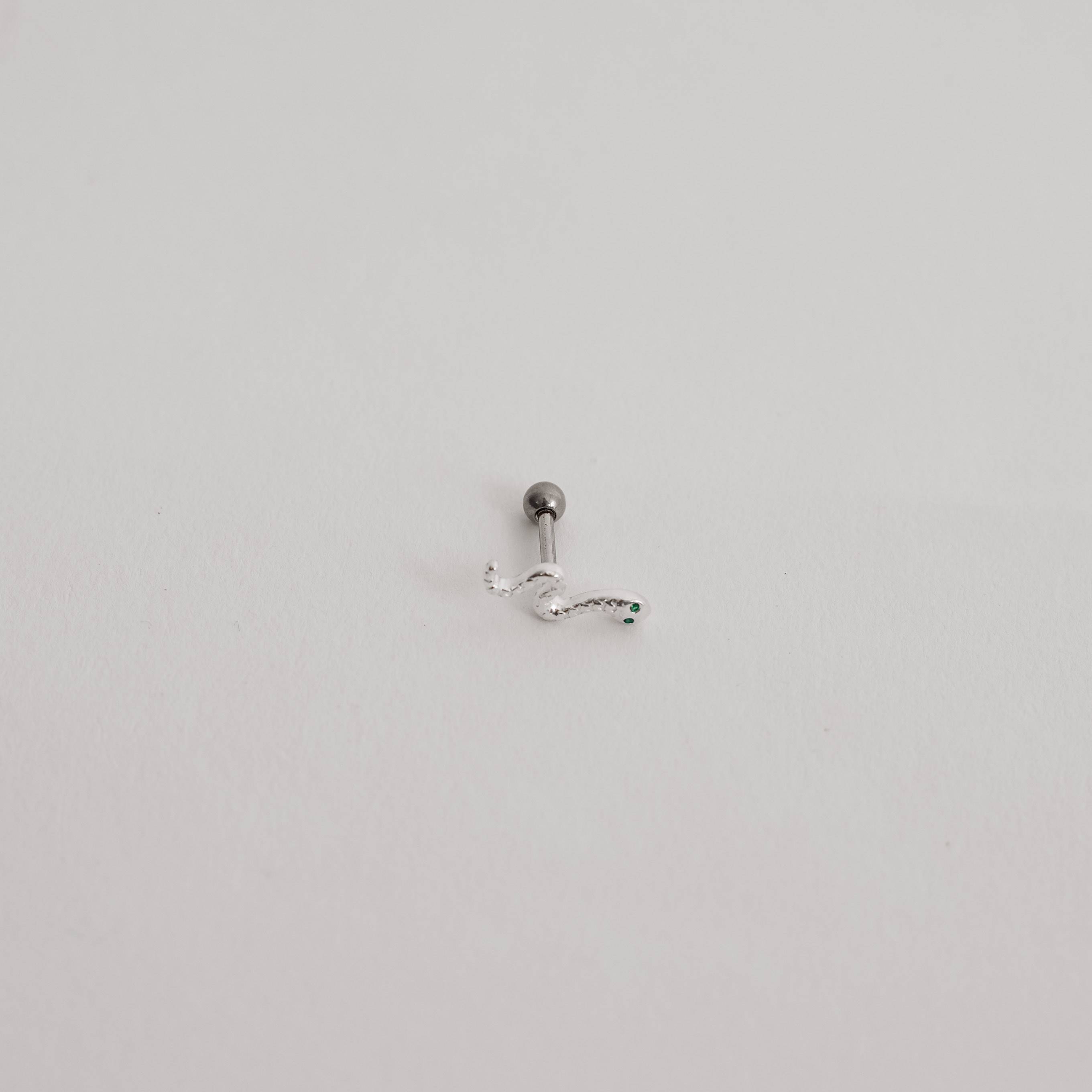 Imagem Secundária Piercing haste cobra desenhada com zircônia verde 12mm orelha direita