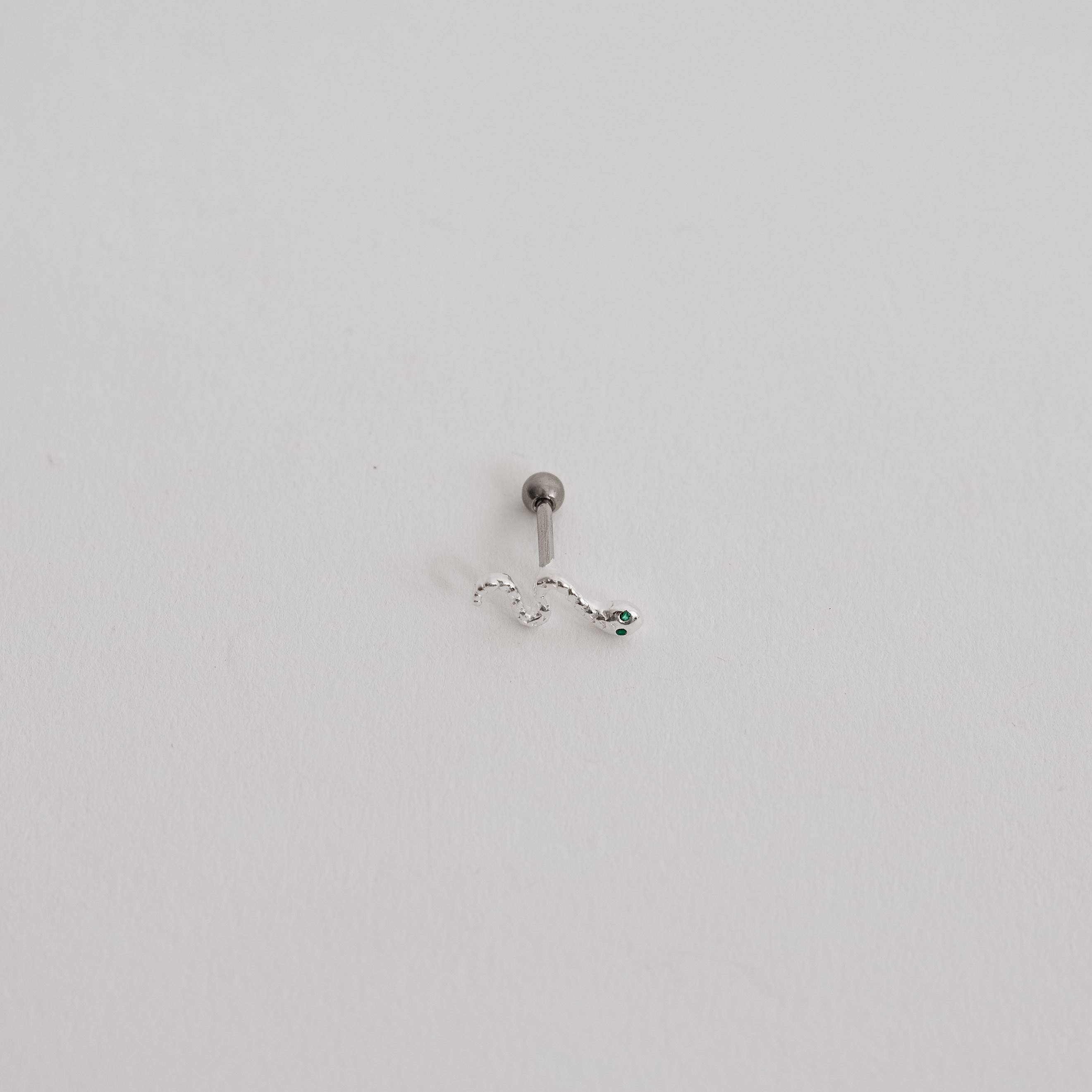 Imagem Secundária Piercing haste cobra desenhada com zircônia verde 12mm orelha esquerda