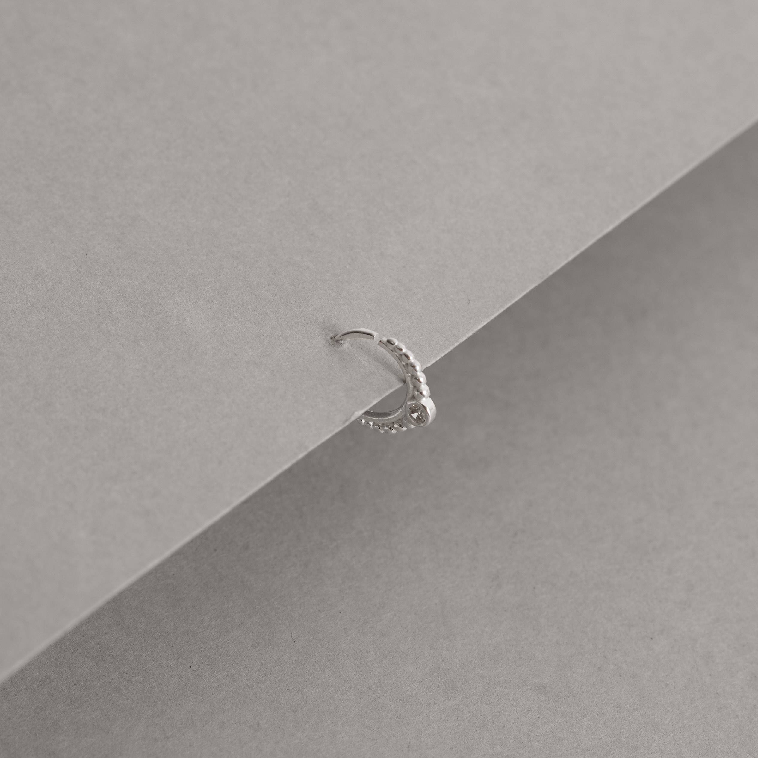 Imagem Secundária Piercing argola rendada 1 zircônia 9mm orelha esquerda