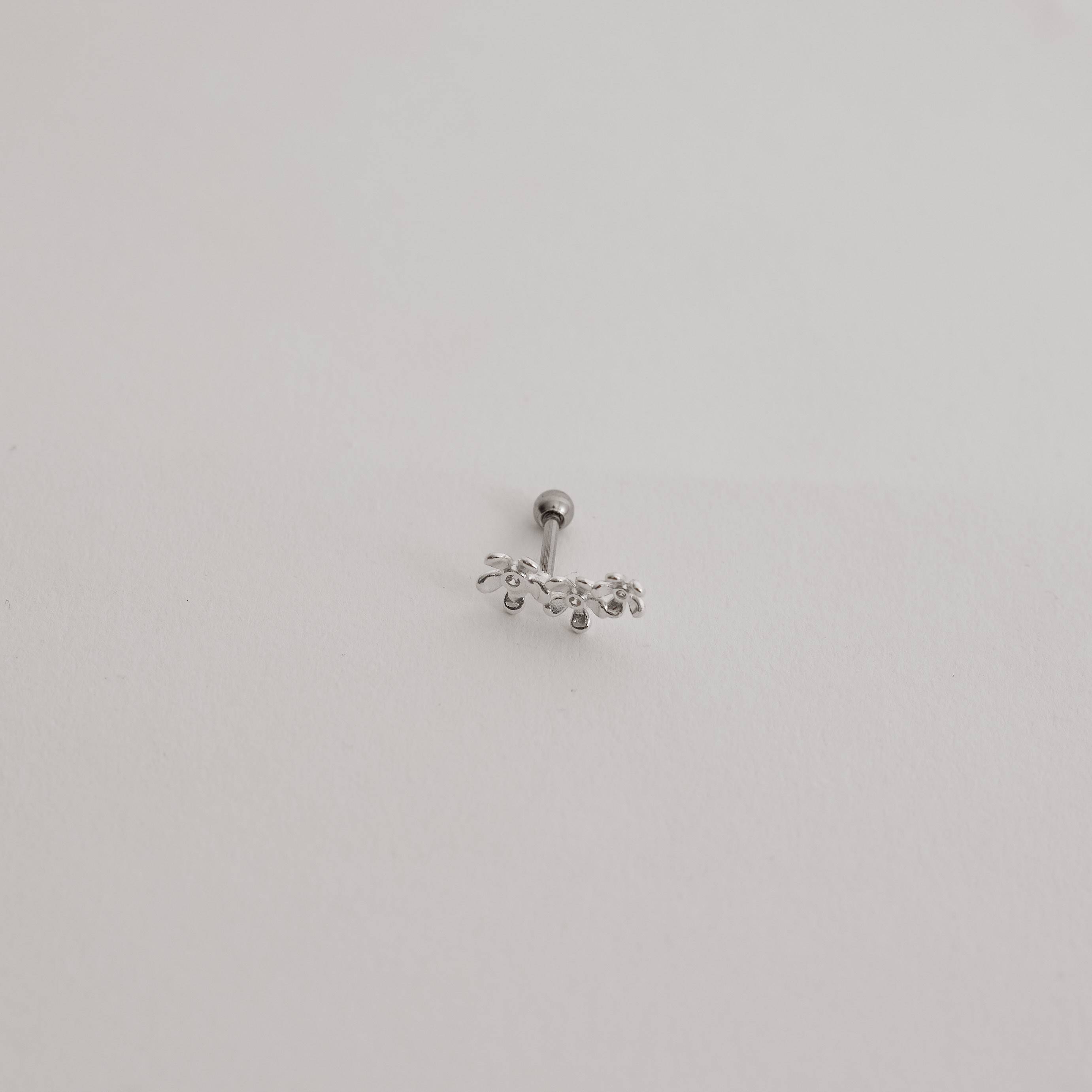 Imagem Secundária Piercing haste 3 flores detalhe zircônias 12mm orelha esquerda