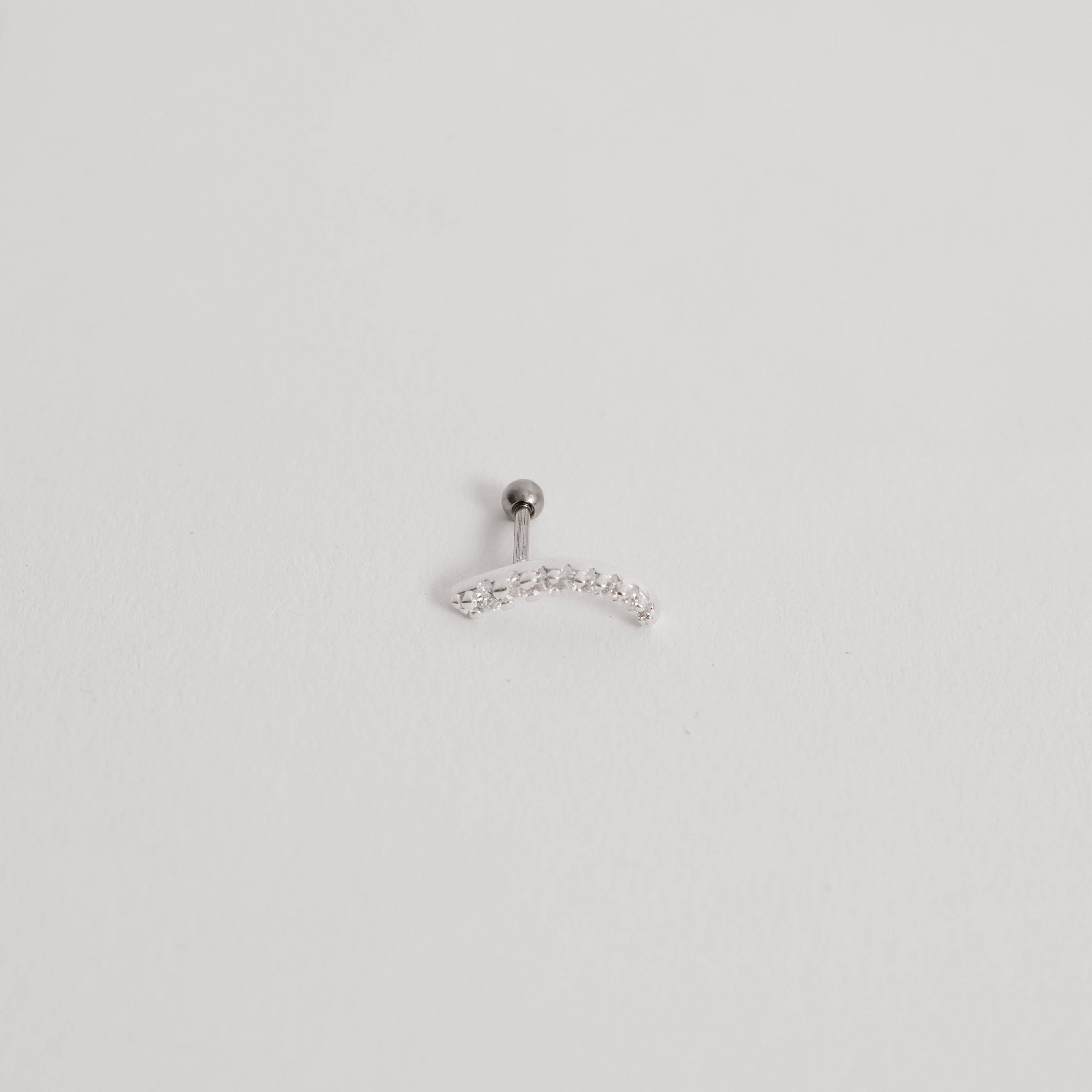 Imagem Secundária Piercing haste vírgula cravejada 14mm orelha esquerda