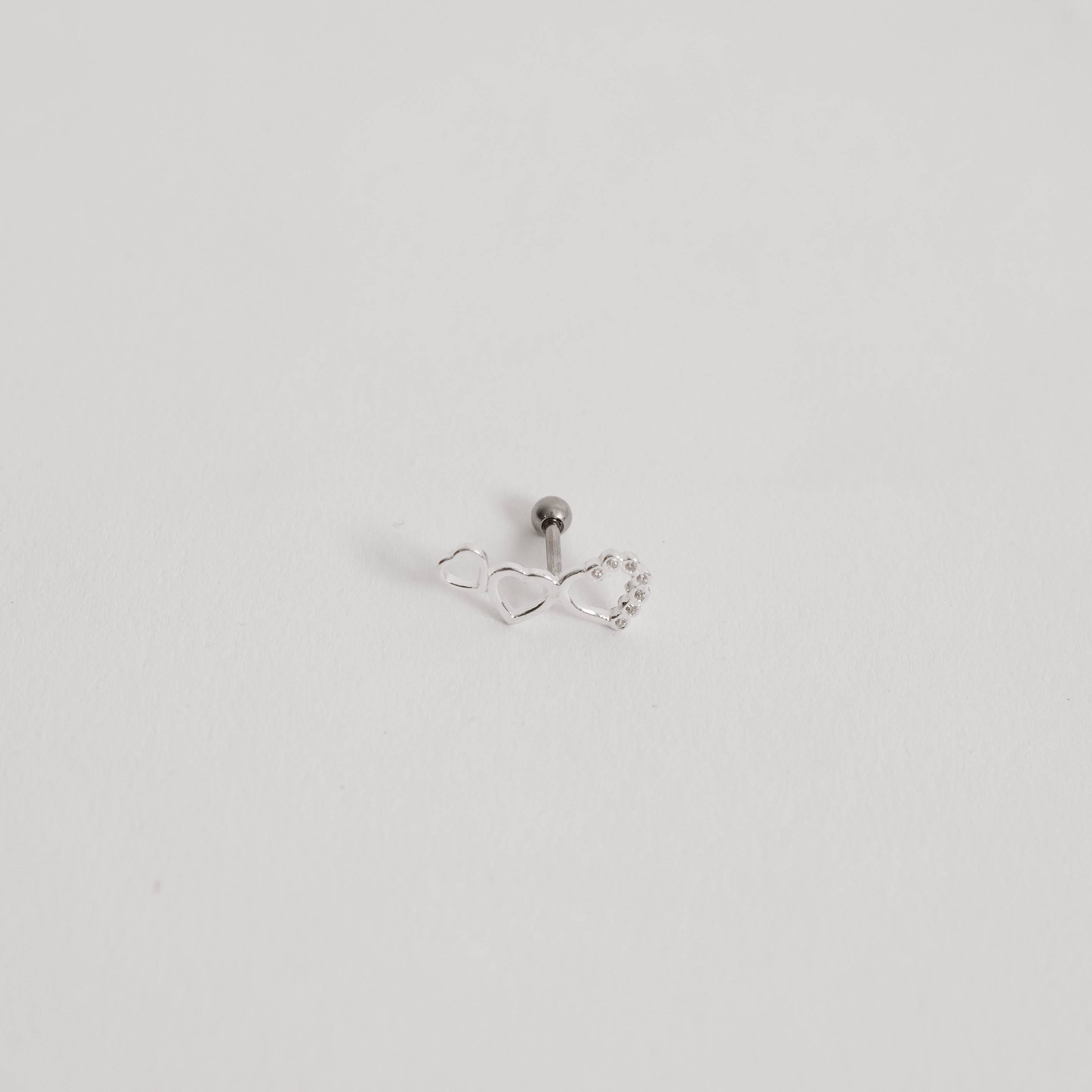 Imagem Secundária Piercing haste 3 corações vazados detalhe cravejado direito 15mm