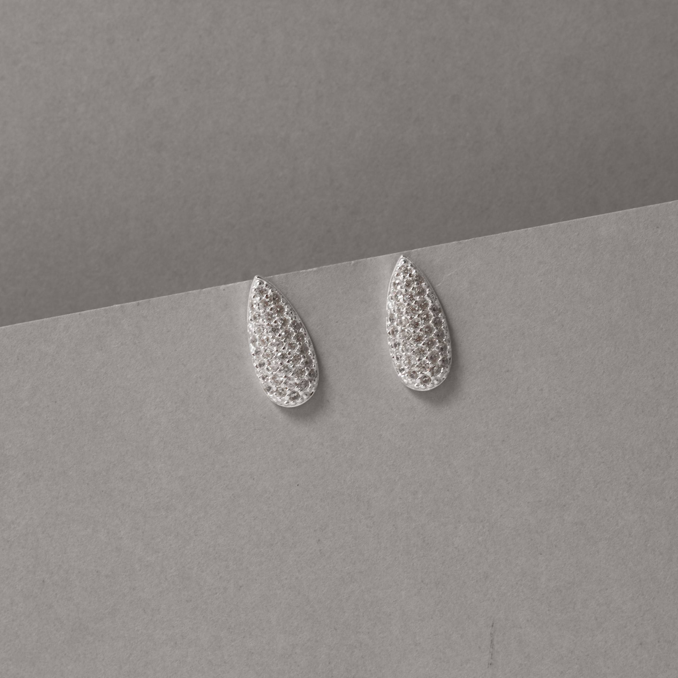 Brinco gota alongada cravejada 15mm